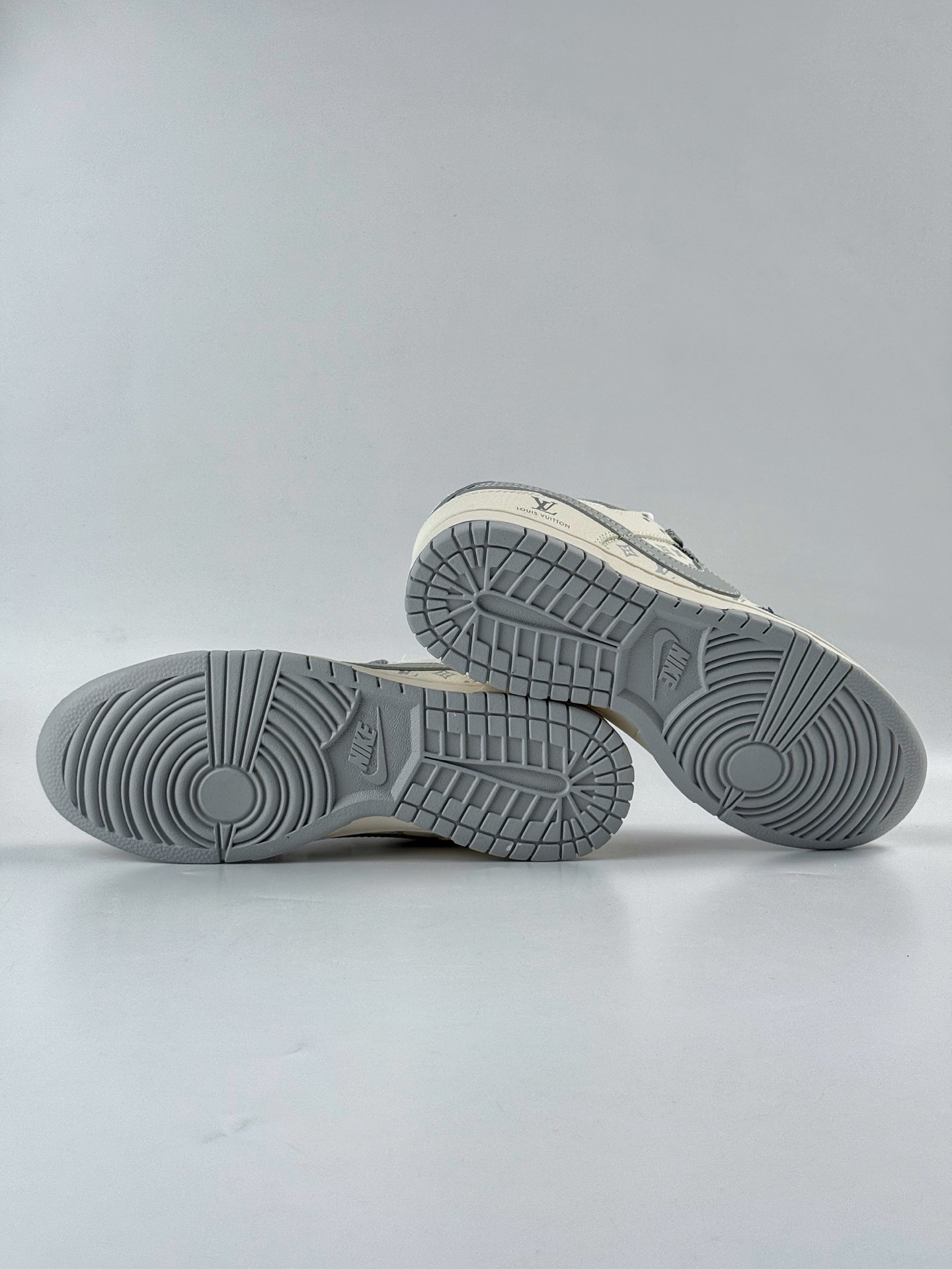 280 Nike Air Dunk LOW 1“LV联名——牛仔蓝灰勾 ” 经典牛仔蓝搭配 满天星鞋带 JP1628-018-Chinese UA Cheap High Quatity Brand Clothes Bags handbags Sneakers wholesale wholesaler seller from China Factory suppliers Fashion Clothing Shoes best Quality Beautiful Price 280 Nike Air Dunk LOW 1“LV联名——牛仔蓝灰勾 ” 经典牛仔蓝搭配 满天星鞋带 JP1628-018