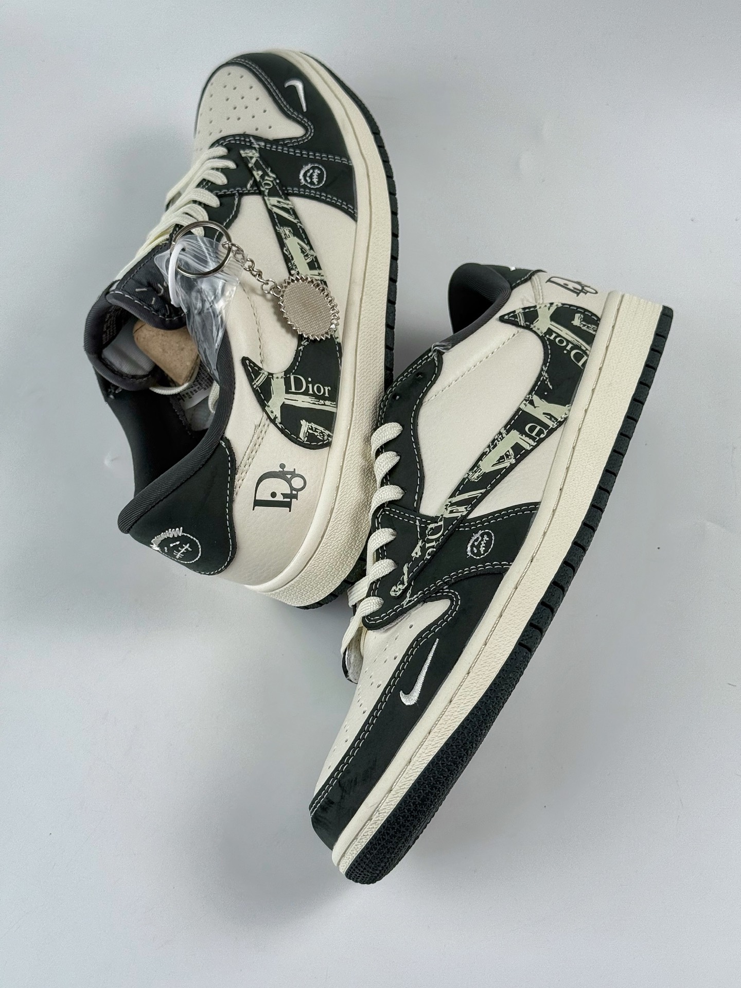 280 Travis Scott x Nike Air Jordan 1 Low x DIOR Air Jordan 1 Low 反转黑白小勾倒钩 LD2025-032