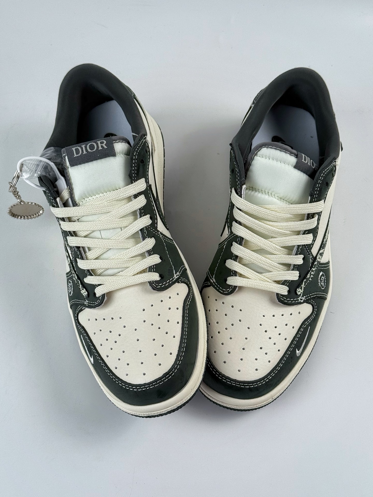 280 Travis Scott x Nike Air Jordan 1 Low x DIOR Air Jordan 1 Low 反转黑白小勾倒钩 LD2025-032
