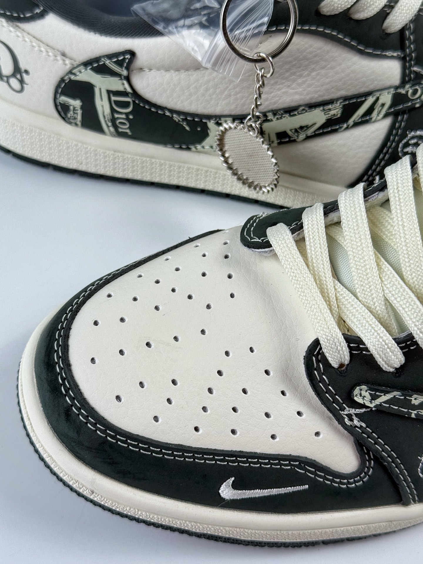 280 Travis Scott x Nike Air Jordan 1 Low x DIOR Air Jordan 1 Low 反转黑白小勾倒钩 LD2025-032