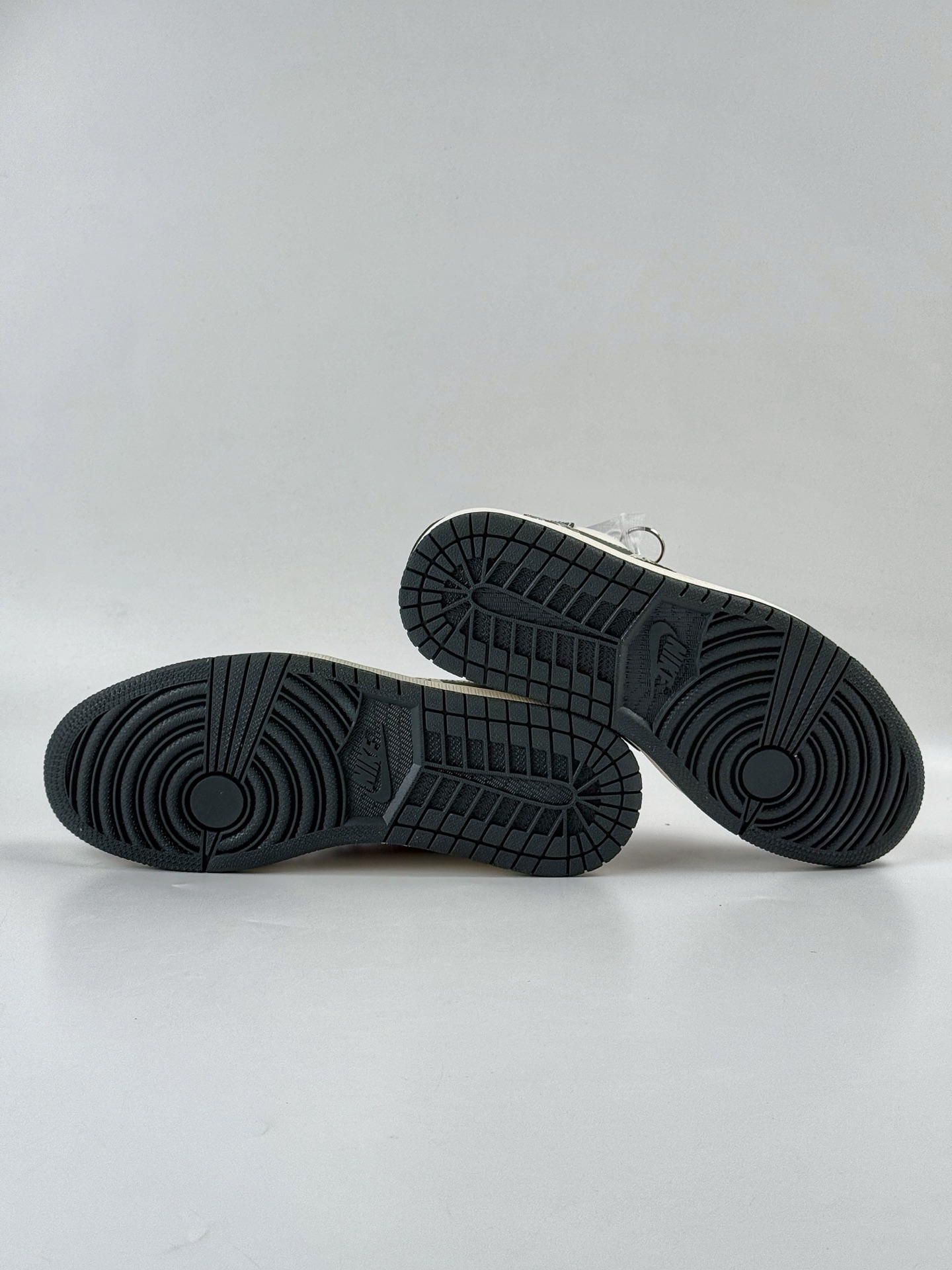 280 Travis Scott x Nike Air Jordan 1 Low x DIOR Air Jordan 1 Low 反转黑白小勾倒钩 LD2025-032