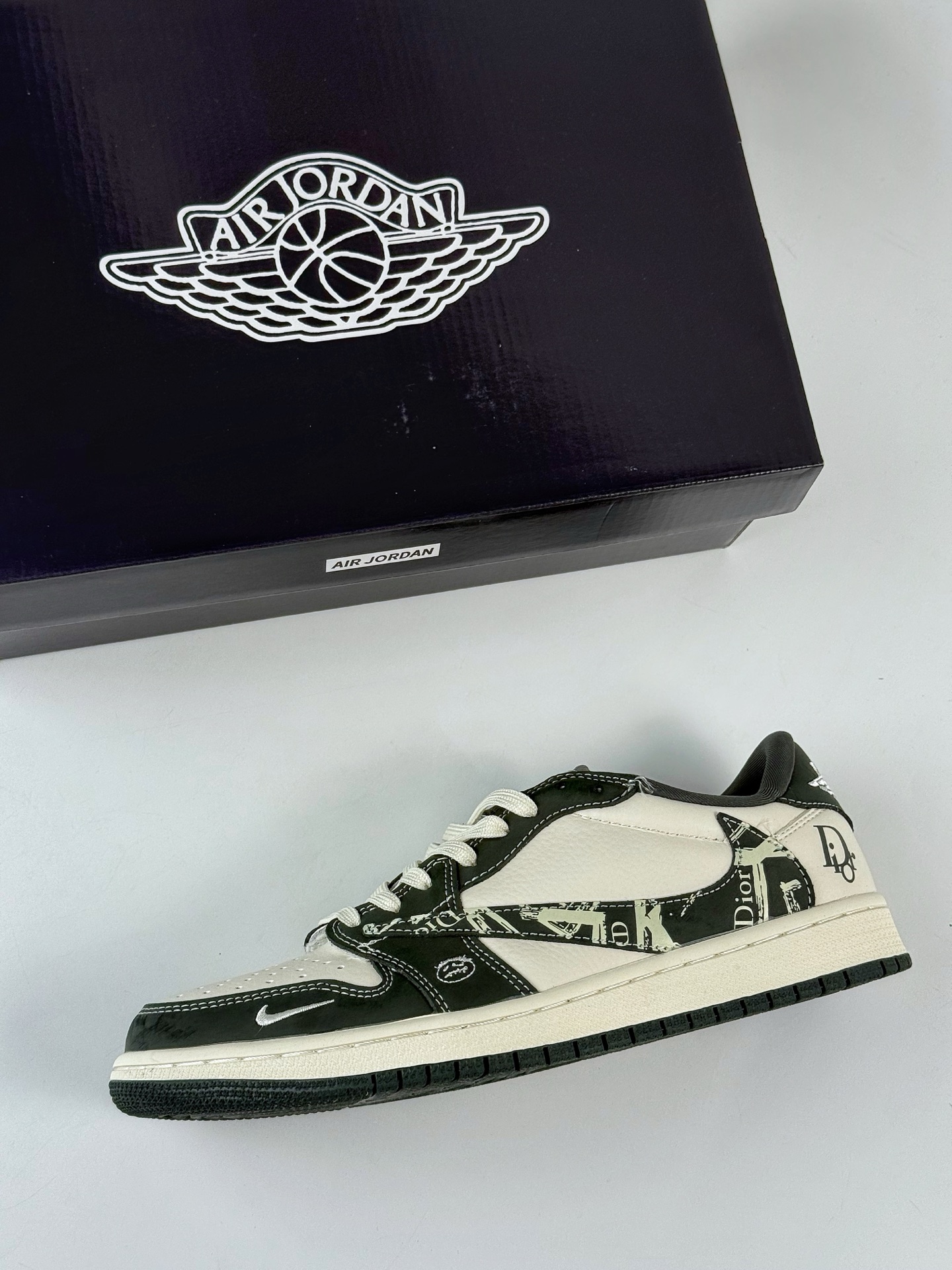 280 Travis Scott x Nike Air Jordan 1 Low x DIOR Air Jordan 1 Low 反转黑白小勾倒钩 LD2025-032