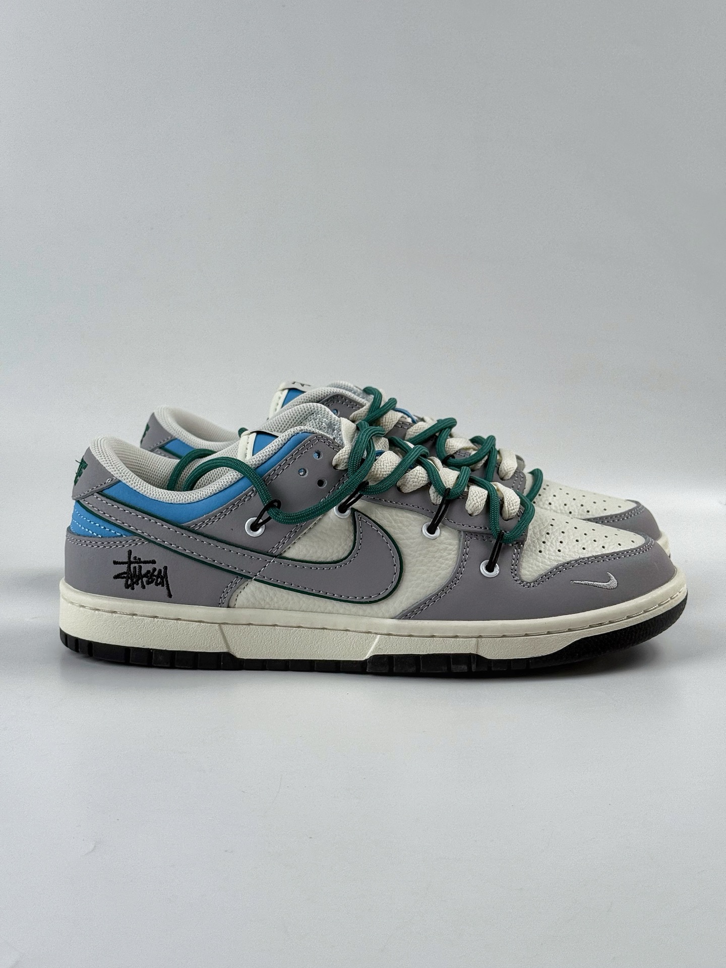 260 Nike SB Dunk Low x Stussy 灰白小勾绑带 FX1588-403-Chinese UA Cheap High Quatity Brand Clothes Bags handbags Sneakers wholesale wholesaler seller from China Factory suppliers Fashion Clothing Shoes best Quality Beautiful Price 260 Nike SB Dunk Low x Stussy 灰白小勾绑带 FX1588-403