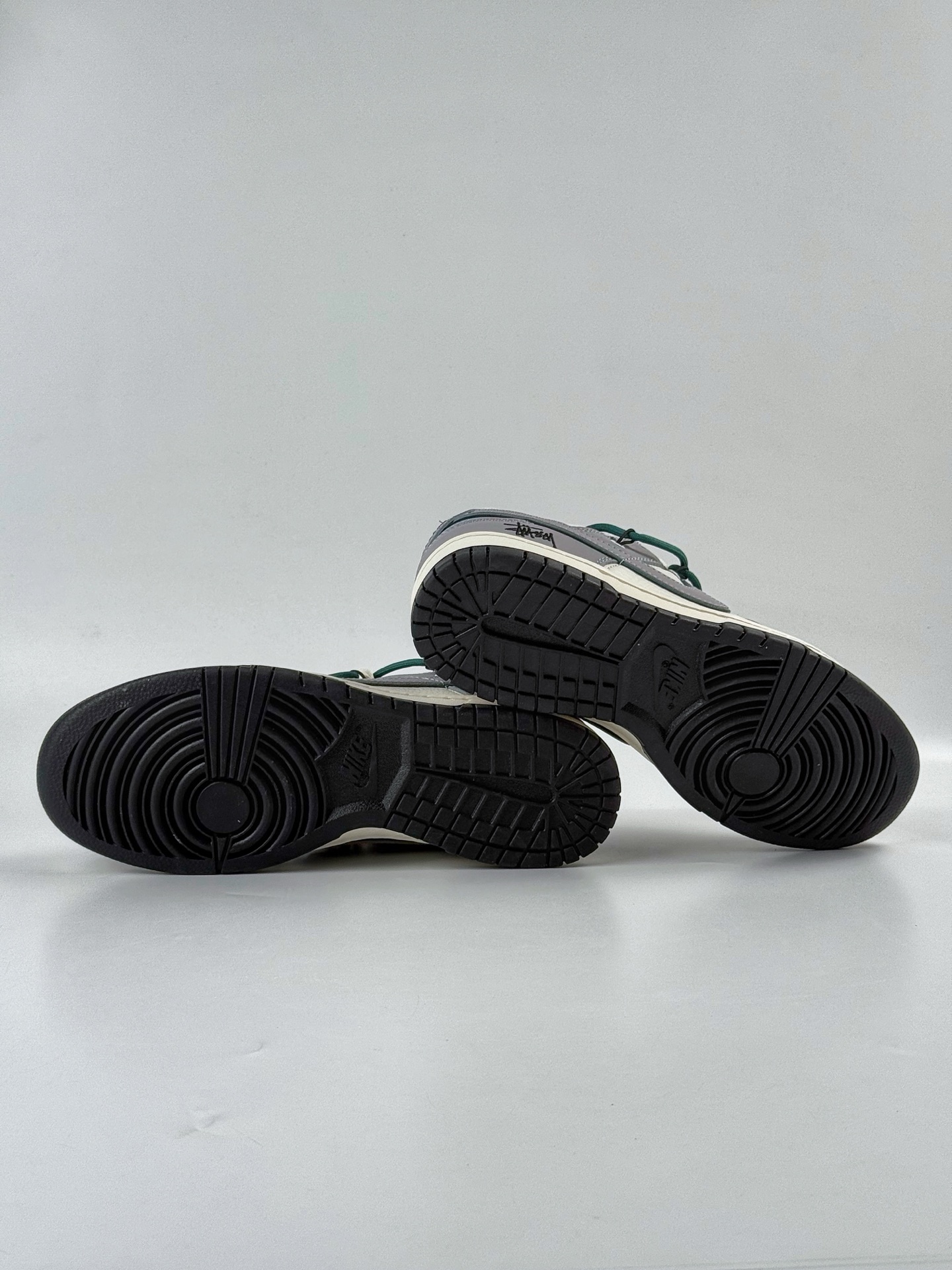 260 Nike SB Dunk Low x Stussy 灰白小勾绑带 FX1588-403-Chinese UA Cheap High Quatity Brand Clothes Bags handbags Sneakers wholesale wholesaler seller from China Factory suppliers Fashion Clothing Shoes best Quality Beautiful Price 260 Nike SB Dunk Low x Stussy 灰白小勾绑带 FX1588-403