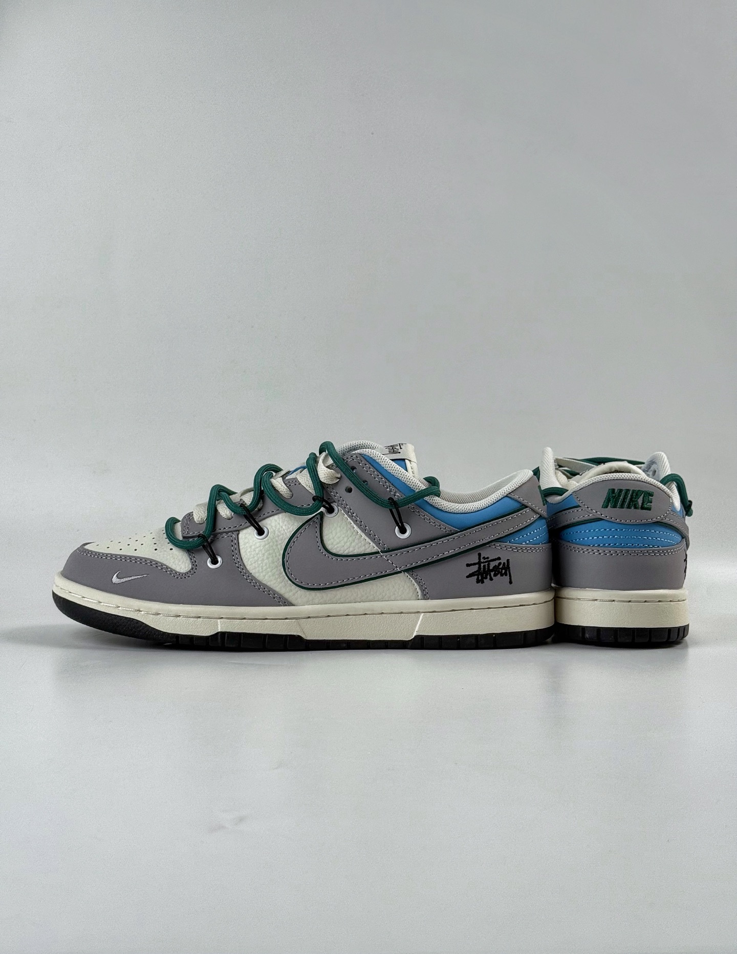 260 Nike SB Dunk Low x Stussy 灰白小勾绑带 FX1588-403-Chinese UA Cheap High Quatity Brand Clothes Bags handbags Sneakers wholesale wholesaler seller from China Factory suppliers Fashion Clothing Shoes best Quality Beautiful Price 260 Nike SB Dunk Low x Stussy 灰白小勾绑带 FX1588-403