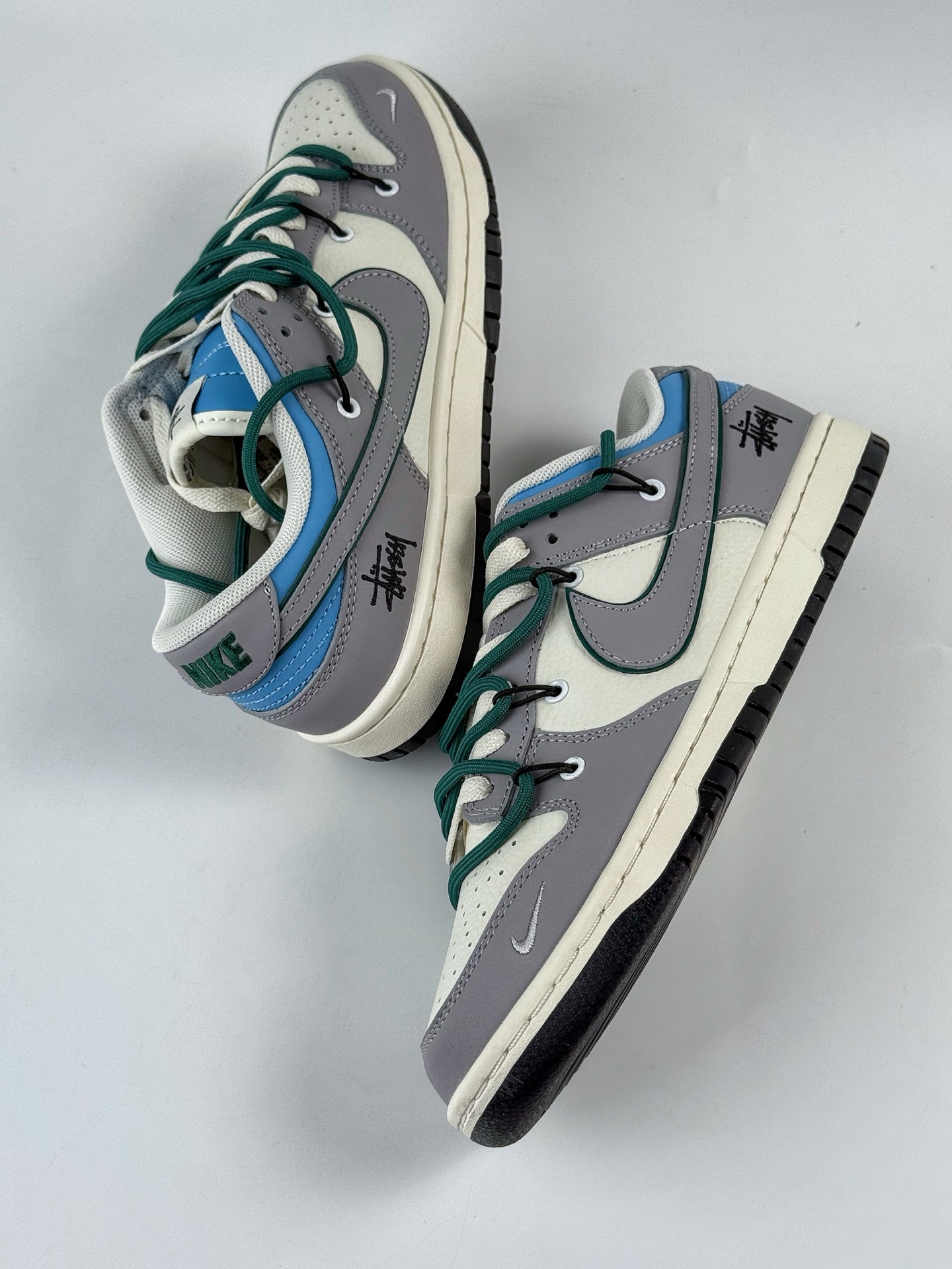 260 Nike SB Dunk Low x Stussy 灰白小勾绑带 FX1588-403-Chinese UA Cheap High Quatity Brand Clothes Bags handbags Sneakers wholesale wholesaler seller from China Factory suppliers Fashion Clothing Shoes best Quality Beautiful Price 260 Nike SB Dunk Low x Stussy 灰白小勾绑带 FX1588-403