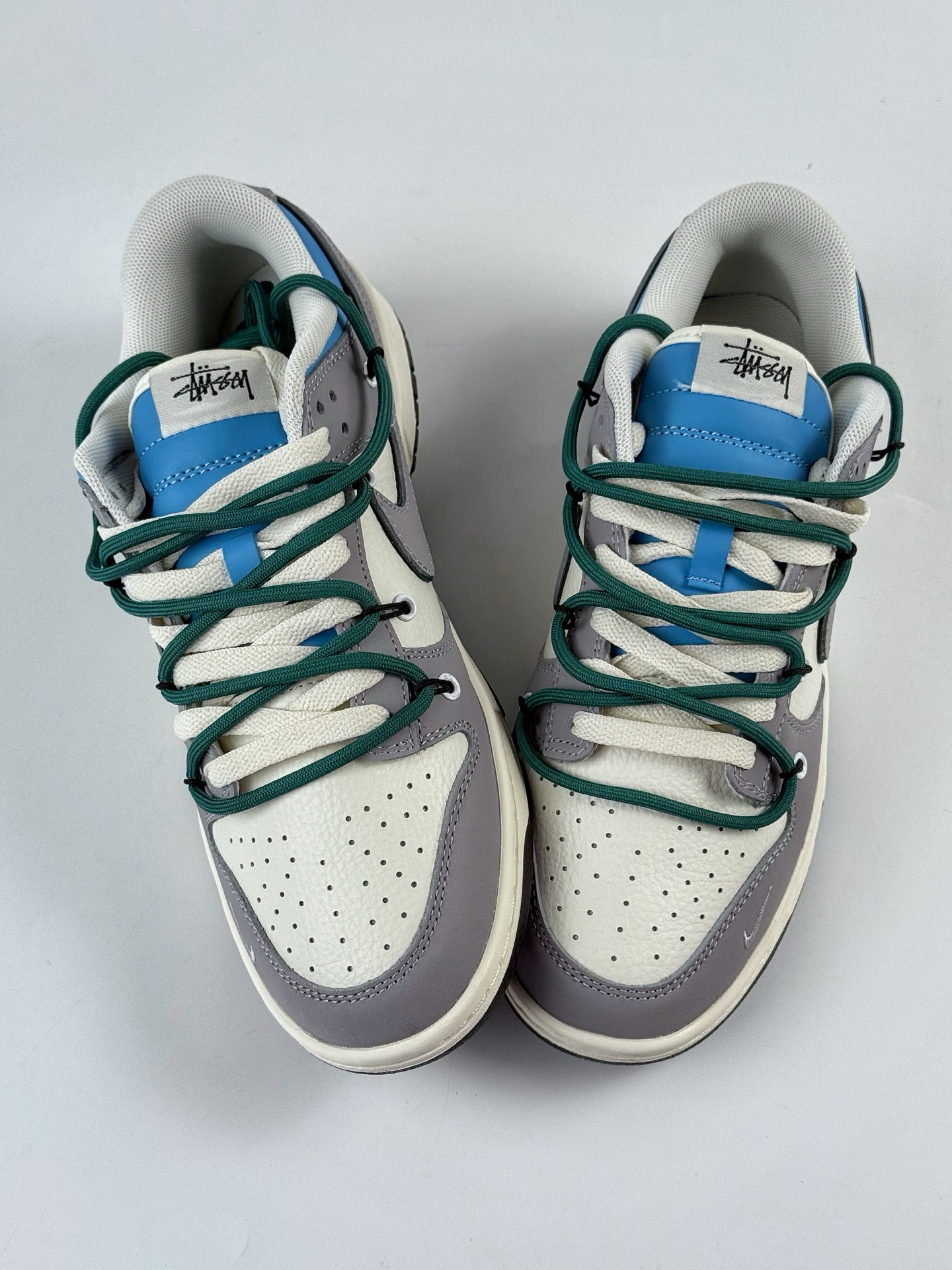 260 Nike SB Dunk Low x Stussy 灰白小勾绑带 FX1588-403-Chinese UA Cheap High Quatity Brand Clothes Bags handbags Sneakers wholesale wholesaler seller from China Factory suppliers Fashion Clothing Shoes best Quality Beautiful Price 260 Nike SB Dunk Low x Stussy 灰白小勾绑带 FX1588-403