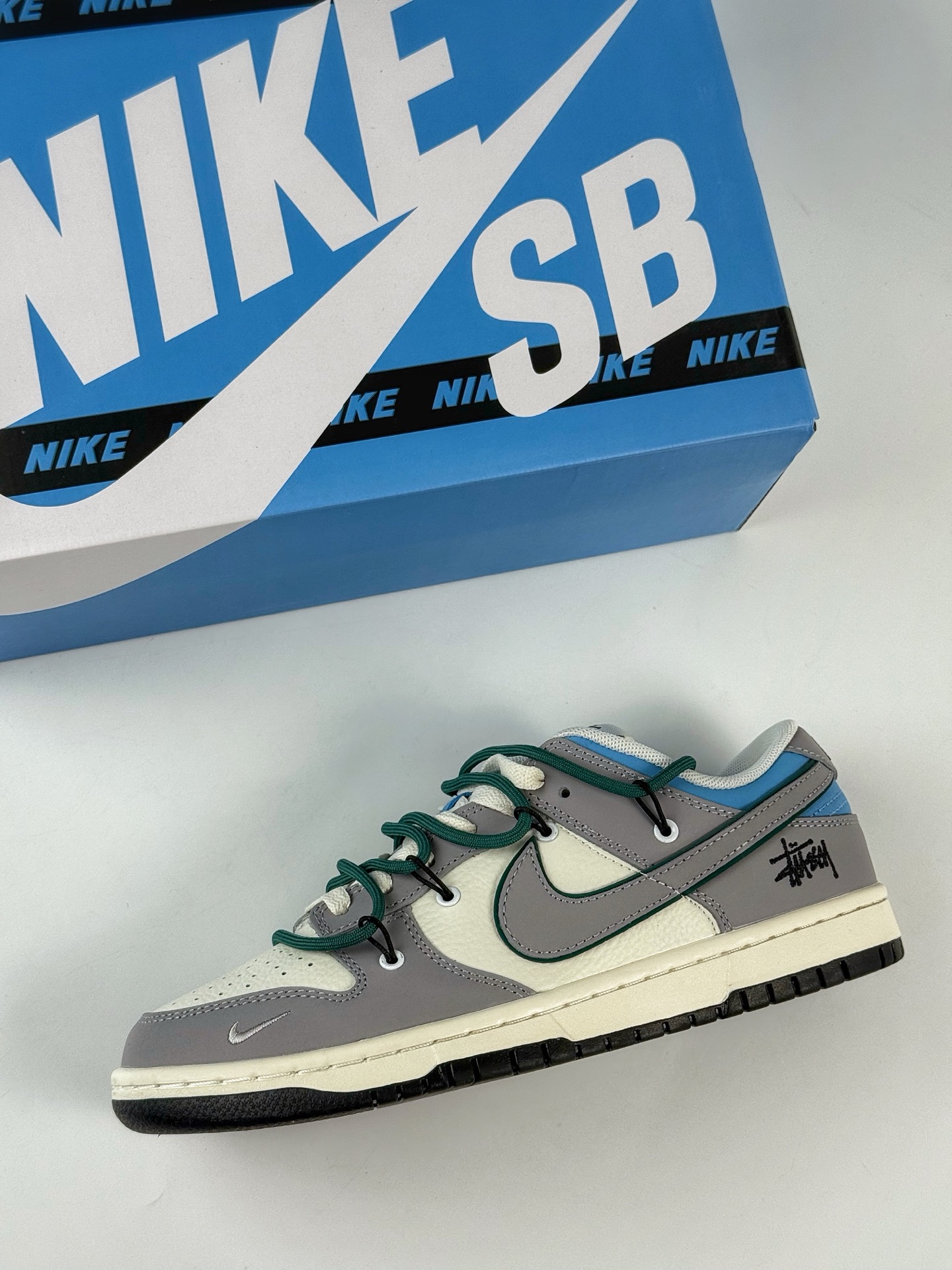 260 Nike SB Dunk Low x Stussy 灰白小勾绑带 FX1588-403-Chinese UA Cheap High Quatity Brand Clothes Bags handbags Sneakers wholesale wholesaler seller from China Factory suppliers Fashion Clothing Shoes best Quality Beautiful Price 260 Nike SB Dunk Low x Stussy 灰白小勾绑带 FX1588-403