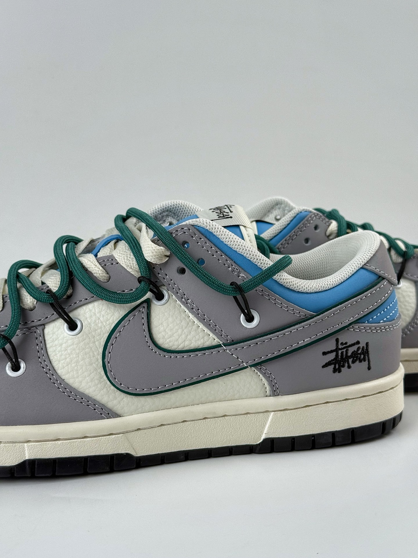 260 Nike SB Dunk Low x Stussy 灰白小勾绑带 FX1588-403-Chinese UA Cheap High Quatity Brand Clothes Bags handbags Sneakers wholesale wholesaler seller from China Factory suppliers Fashion Clothing Shoes best Quality Beautiful Price 260 Nike SB Dunk Low x Stussy 灰白小勾绑带 FX1588-403