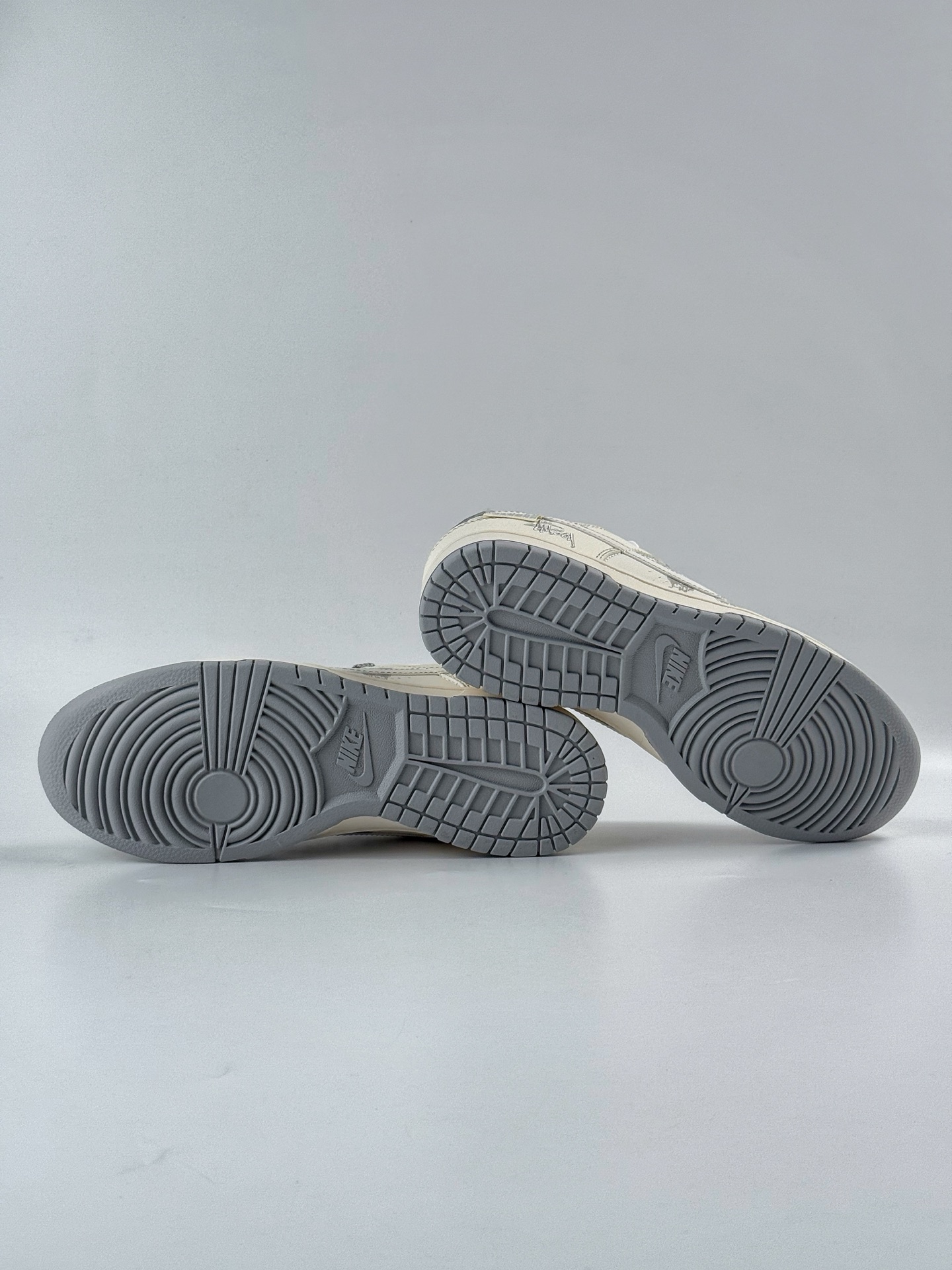 260 Nike SB Dunk Low x Stussy 灰白蝴蝶满天星 HS8068-032