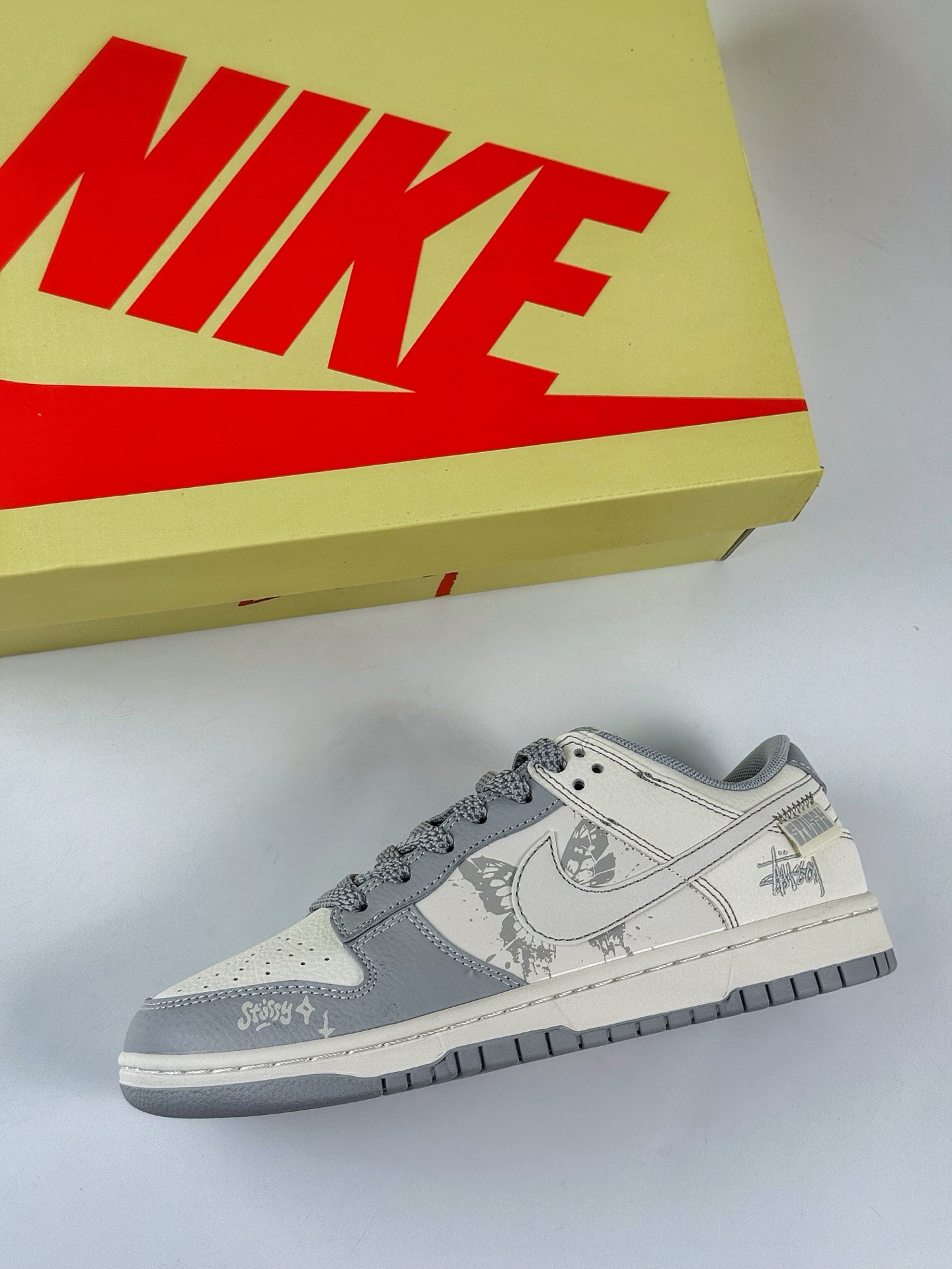 260 Nike SB Dunk Low x Stussy 灰白蝴蝶满天星 HS8068-032