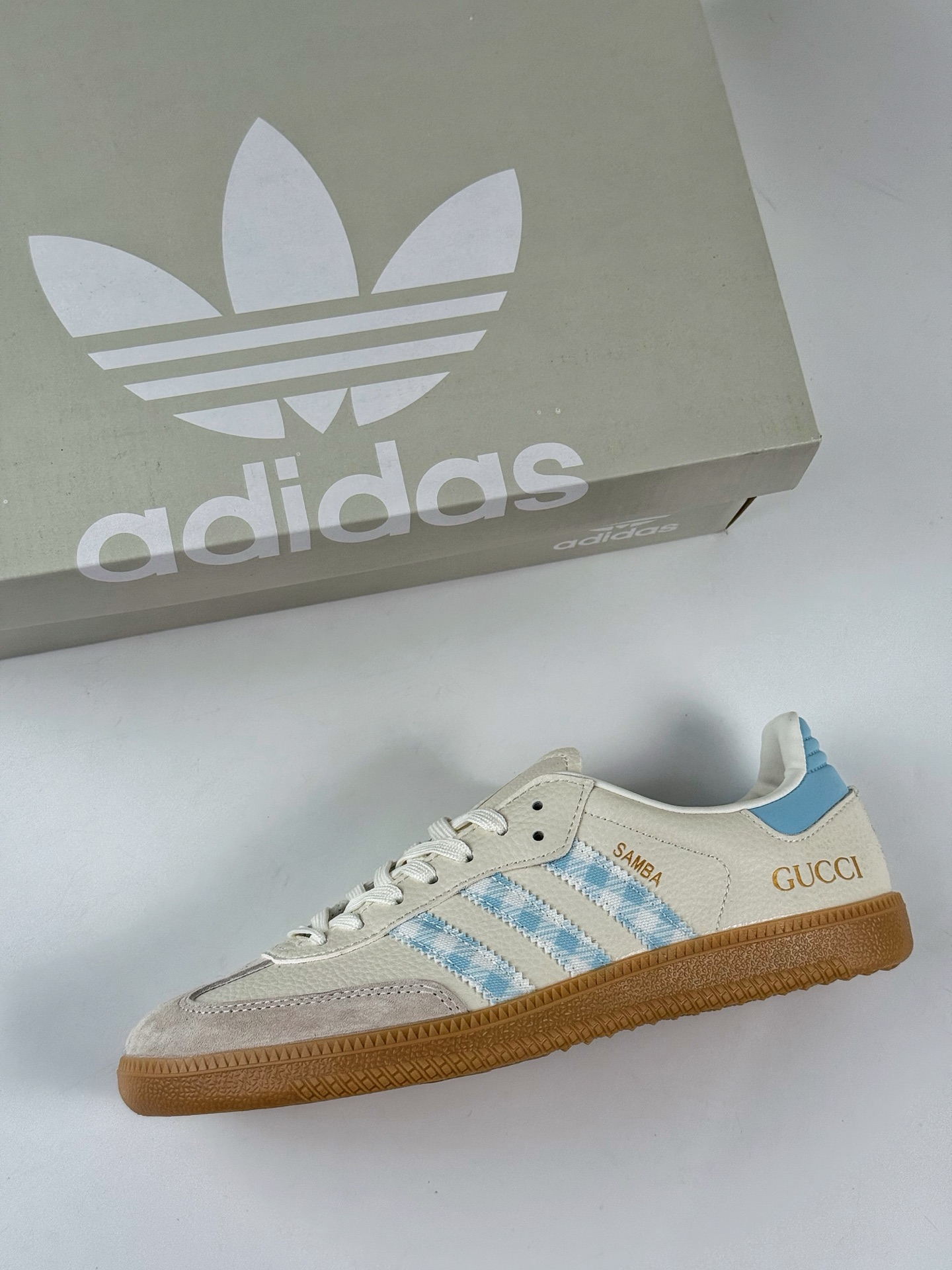 200 adidas originals Samba OG x GUCCI 白蓝 桑巴舞系列复古经典轻便板鞋 XR0010-Chinese UA Cheap High Quatity Brand Clothes Bags handbags Sneakers wholesale wholesaler seller from China Factory suppliers Fashion Clothing Shoes best Quality Beautiful Price 200 adidas originals Samba OG x GUCCI 白蓝 桑巴舞系列复古经典轻便板鞋 XR0010