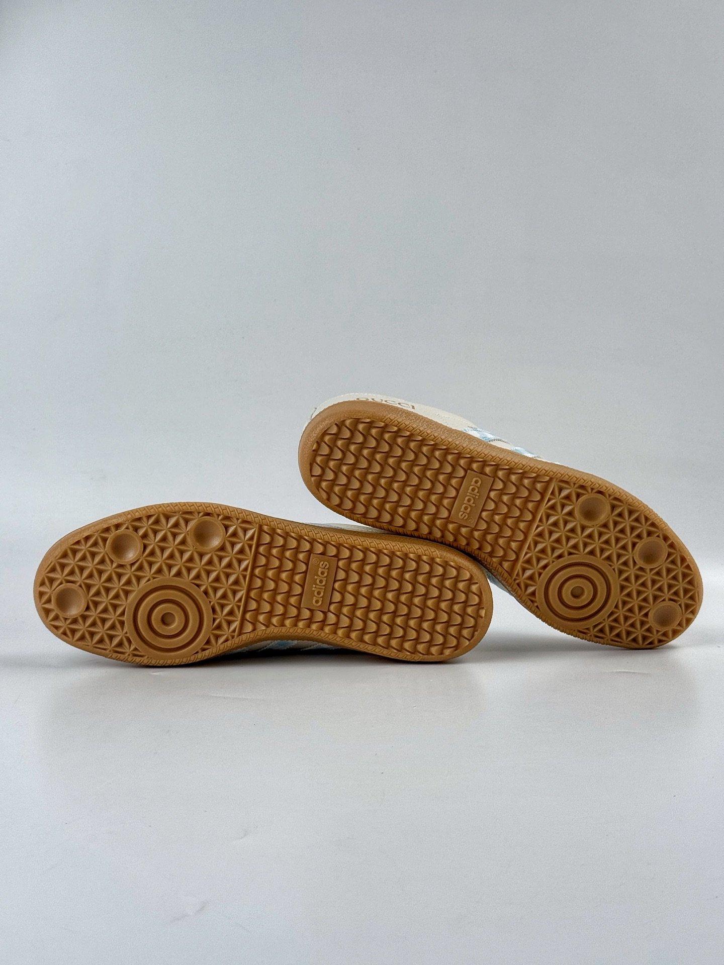 200 adidas originals Samba OG x GUCCI 白蓝 桑巴舞系列复古经典轻便板鞋 XR0010-Chinese UA Cheap High Quatity Brand Clothes Bags handbags Sneakers wholesale wholesaler seller from China Factory suppliers Fashion Clothing Shoes best Quality Beautiful Price 200 adidas originals Samba OG x GUCCI 白蓝 桑巴舞系列复古经典轻便板鞋 XR0010