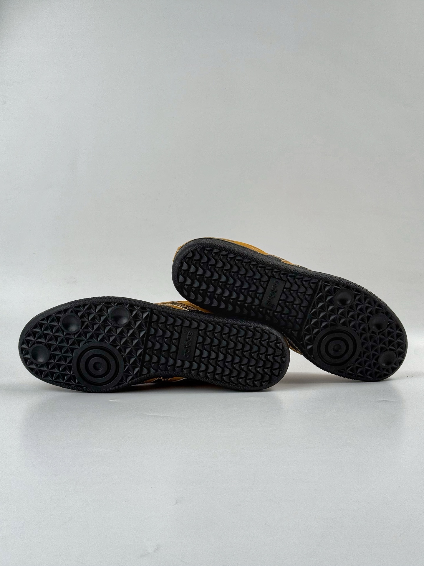 200 adidas originals Samba OG x KITH 棕黑 桑巴舞系列复古经典轻便板鞋 XR0011-Chinese UA Cheap High Quatity Brand Clothes Bags handbags Sneakers wholesale wholesaler seller from China Factory suppliers Fashion Clothing Shoes best Quality Beautiful Price 200 adidas originals Samba OG x KITH 棕黑 桑巴舞系列复古经典轻便板鞋 XR0011