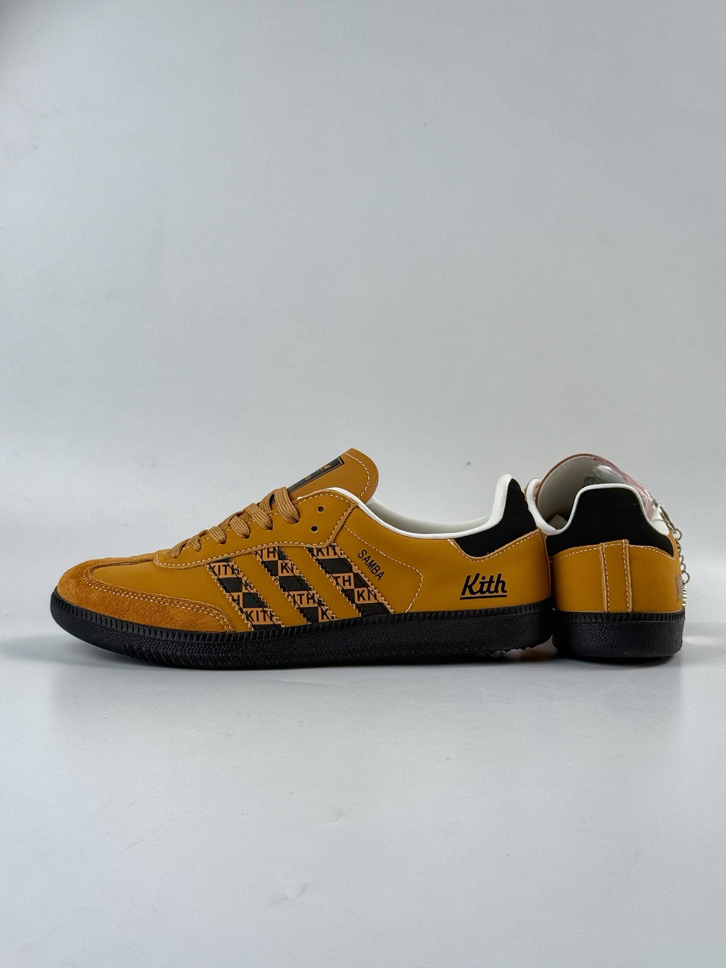200 adidas originals Samba OG x KITH 棕黑 桑巴舞系列复古经典轻便板鞋 XR0011-Chinese UA Cheap High Quatity Brand Clothes Bags handbags Sneakers wholesale wholesaler seller from China Factory suppliers Fashion Clothing Shoes best Quality Beautiful Price 200 adidas originals Samba OG x KITH 棕黑 桑巴舞系列复古经典轻便板鞋 XR0011