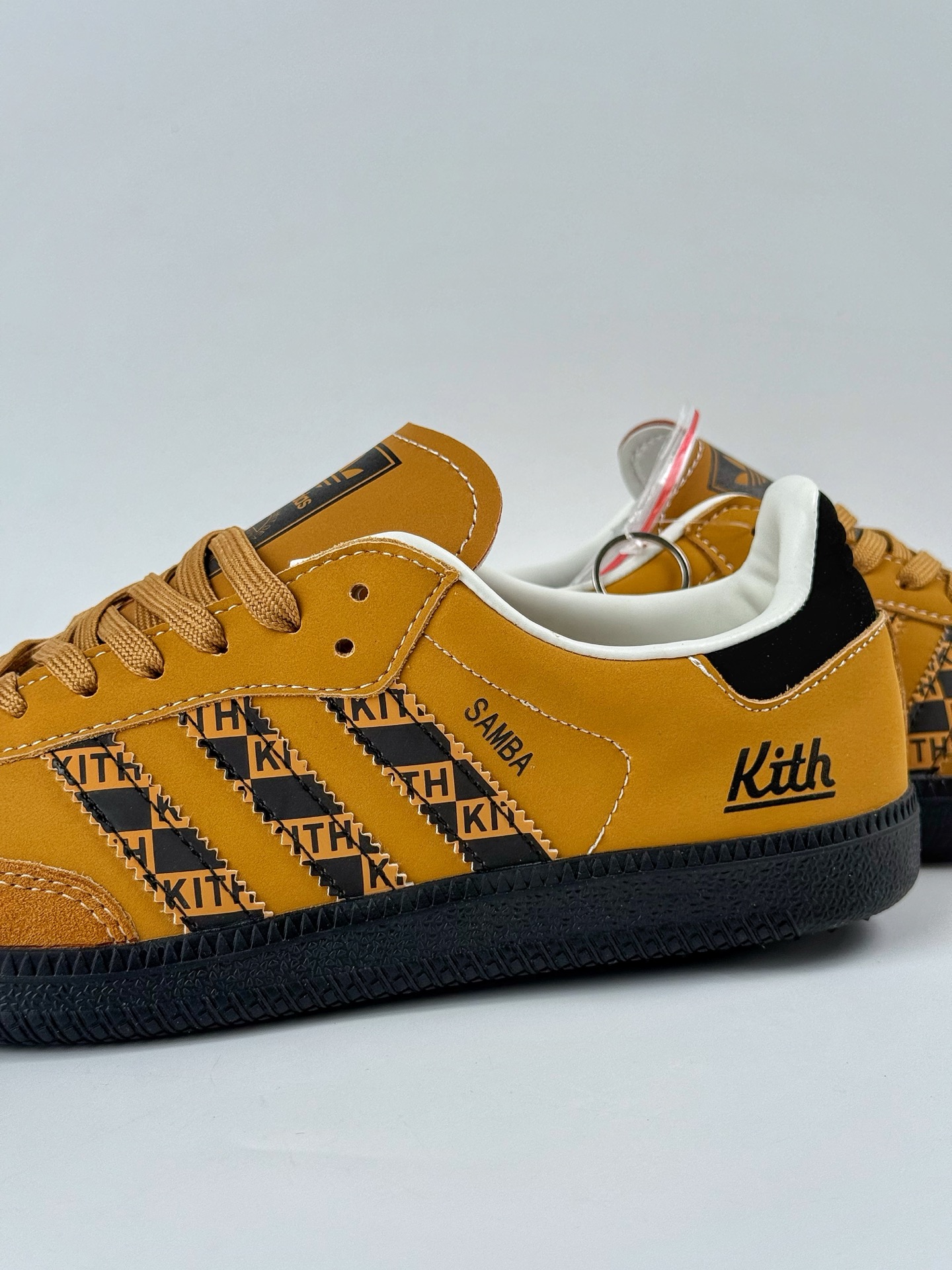 200 adidas originals Samba OG x KITH 棕黑 桑巴舞系列复古经典轻便板鞋 XR0011-Chinese UA Cheap High Quatity Brand Clothes Bags handbags Sneakers wholesale wholesaler seller from China Factory suppliers Fashion Clothing Shoes best Quality Beautiful Price 200 adidas originals Samba OG x KITH 棕黑 桑巴舞系列复古经典轻便板鞋 XR0011