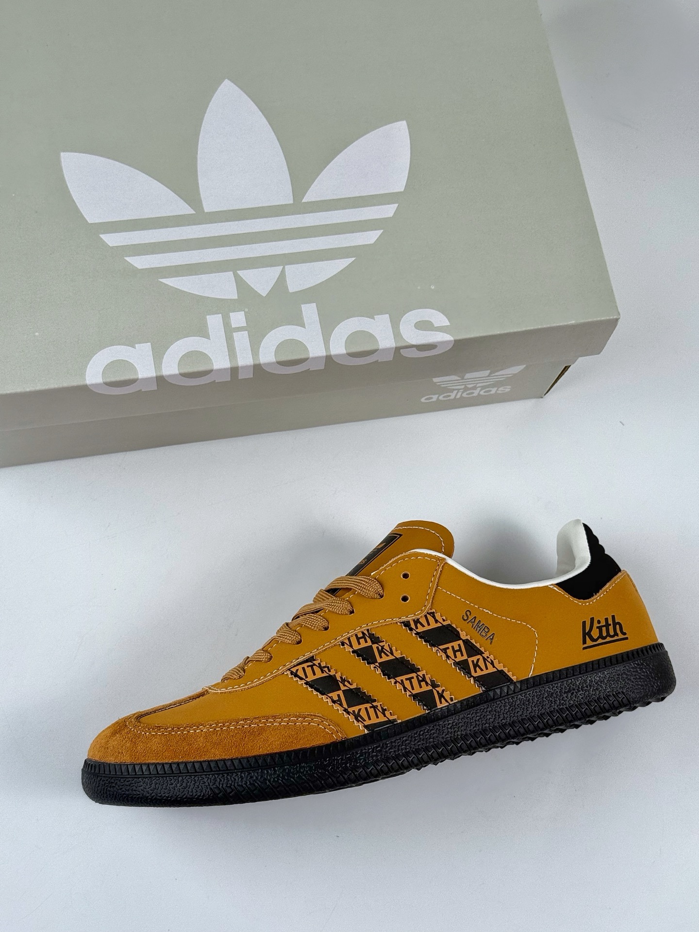 200 adidas originals Samba OG x KITH 棕黑 桑巴舞系列复古经典轻便板鞋 XR0011-Chinese UA Cheap High Quatity Brand Clothes Bags handbags Sneakers wholesale wholesaler seller from China Factory suppliers Fashion Clothing Shoes best Quality Beautiful Price 200 adidas originals Samba OG x KITH 棕黑 桑巴舞系列复古经典轻便板鞋 XR0011