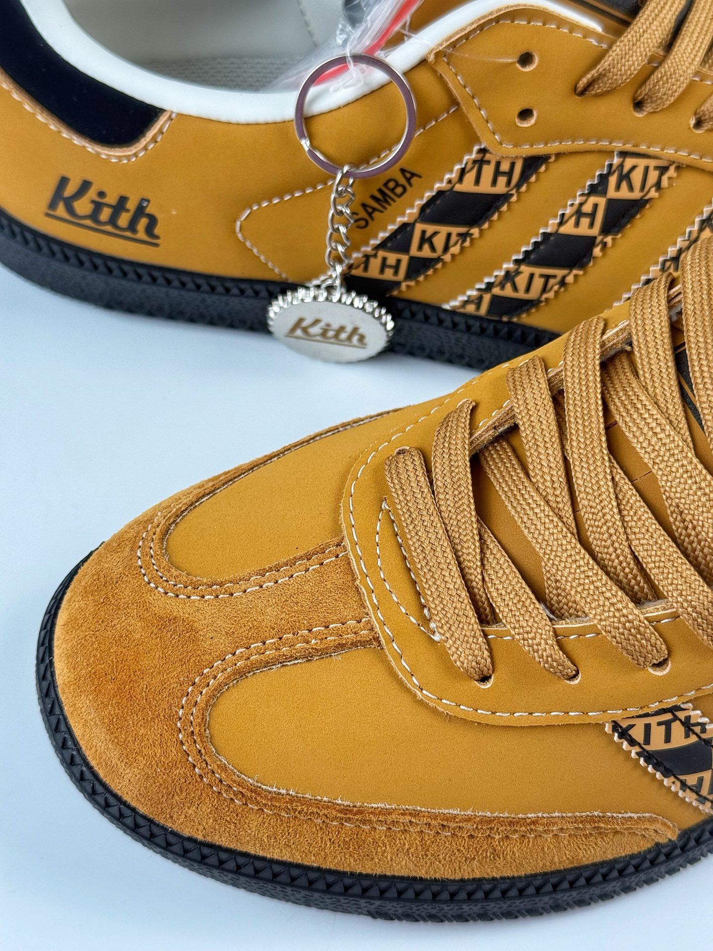 200 adidas originals Samba OG x KITH 棕黑 桑巴舞系列复古经典轻便板鞋 XR0011-Chinese UA Cheap High Quatity Brand Clothes Bags handbags Sneakers wholesale wholesaler seller from China Factory suppliers Fashion Clothing Shoes best Quality Beautiful Price 200 adidas originals Samba OG x KITH 棕黑 桑巴舞系列复古经典轻便板鞋 XR0011