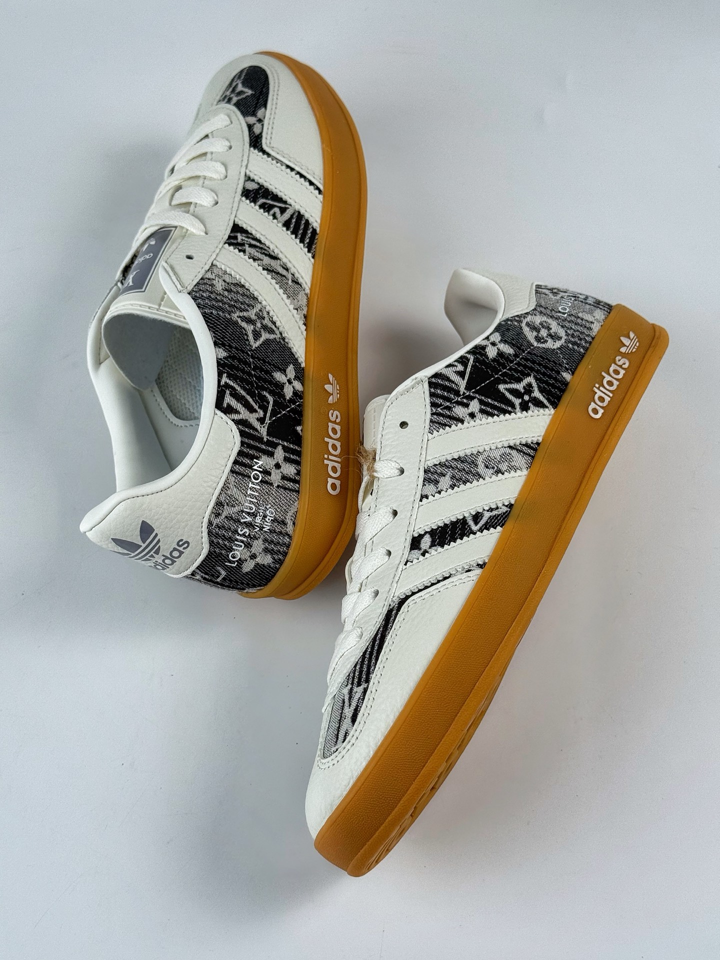 200 Adidas三叶草SAMBA OG x Louis Vuitton 白黑 休闲板鞋 SC9207-730