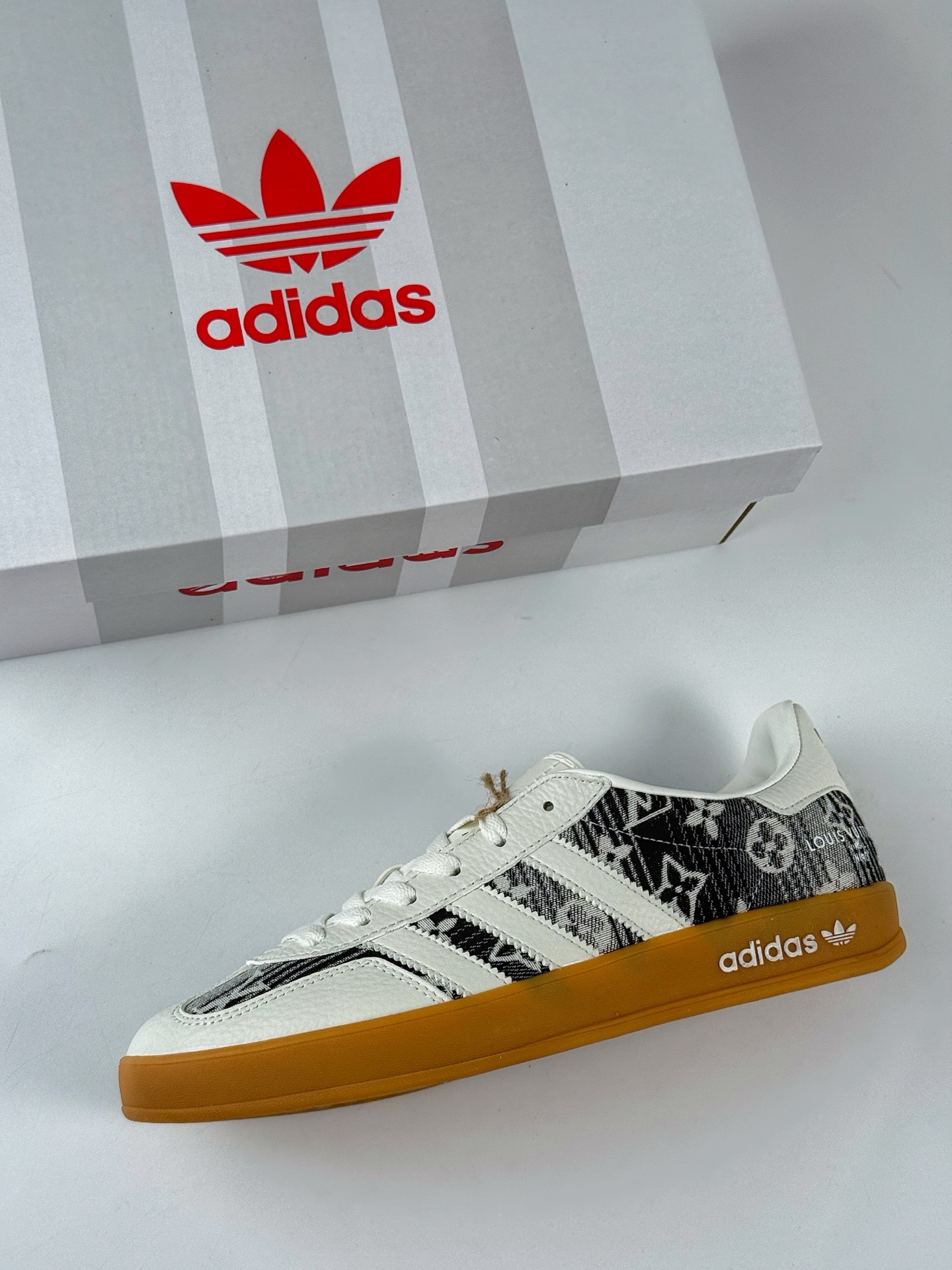 200 Adidas三叶草SAMBA OG x Louis Vuitton 白黑 休闲板鞋 SC9207-730