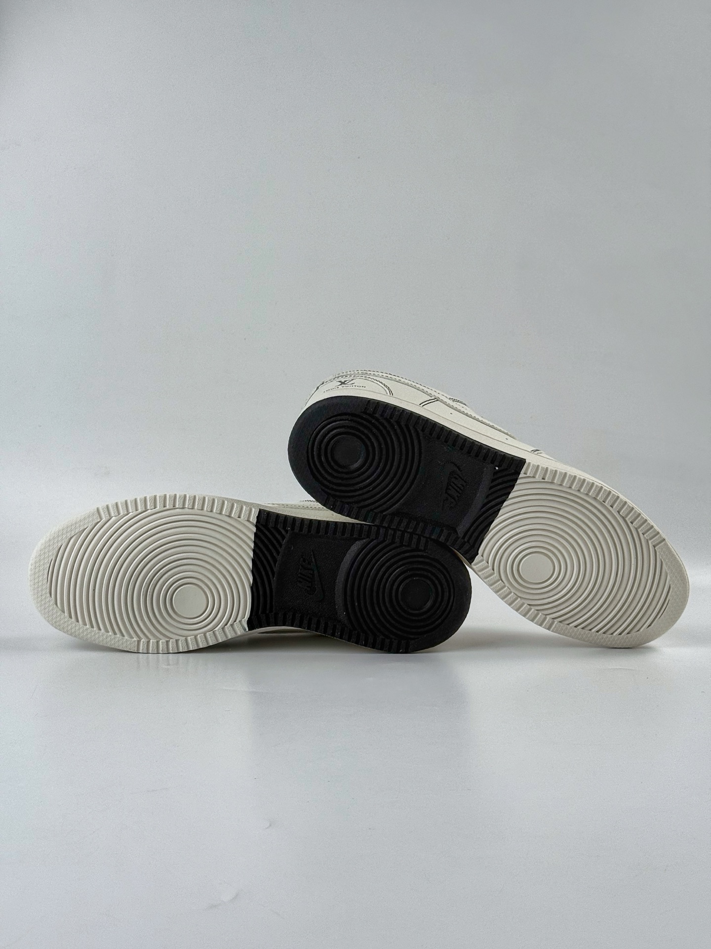 260 Nike Air Force 1 Low 07 x Louis Vuitton 白黑小勾满天星 CS5288-016