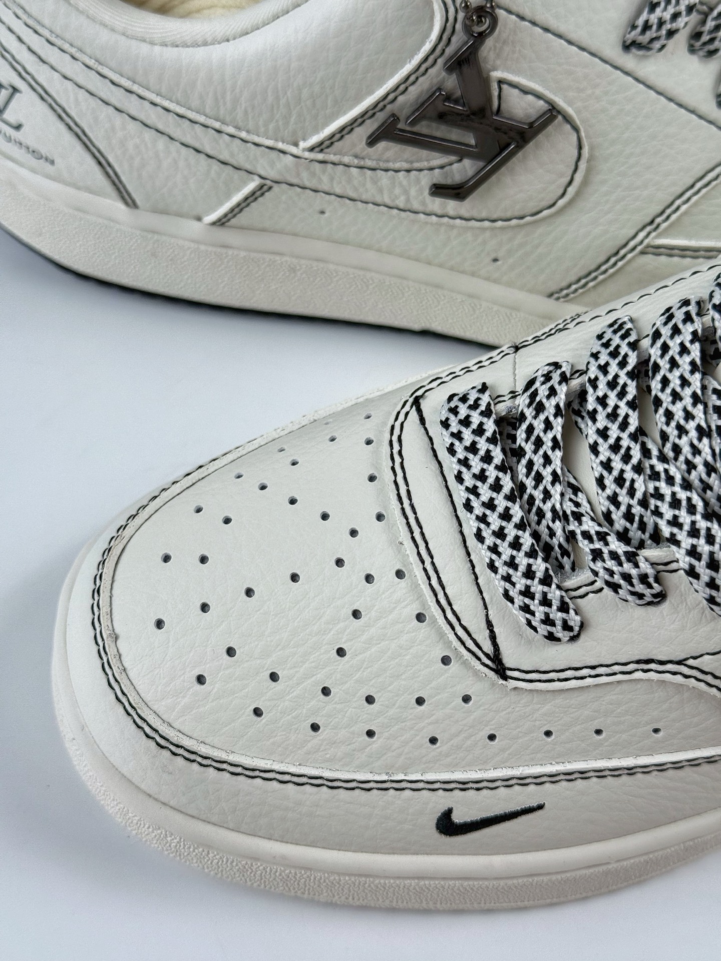 260 Nike Air Force 1 Low 07 x Louis Vuitton 白黑小勾满天星 CS5288-016