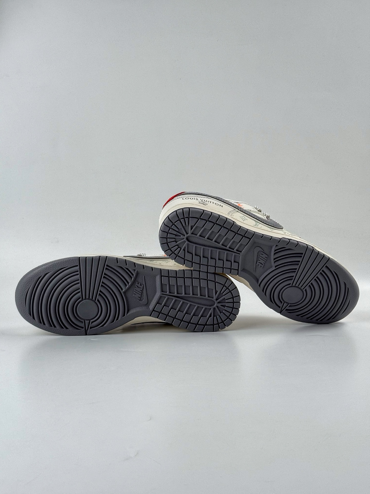 280 Nike SB Dunk Low x Louis Vuitton 白灰小勾满天星 YX5066-360