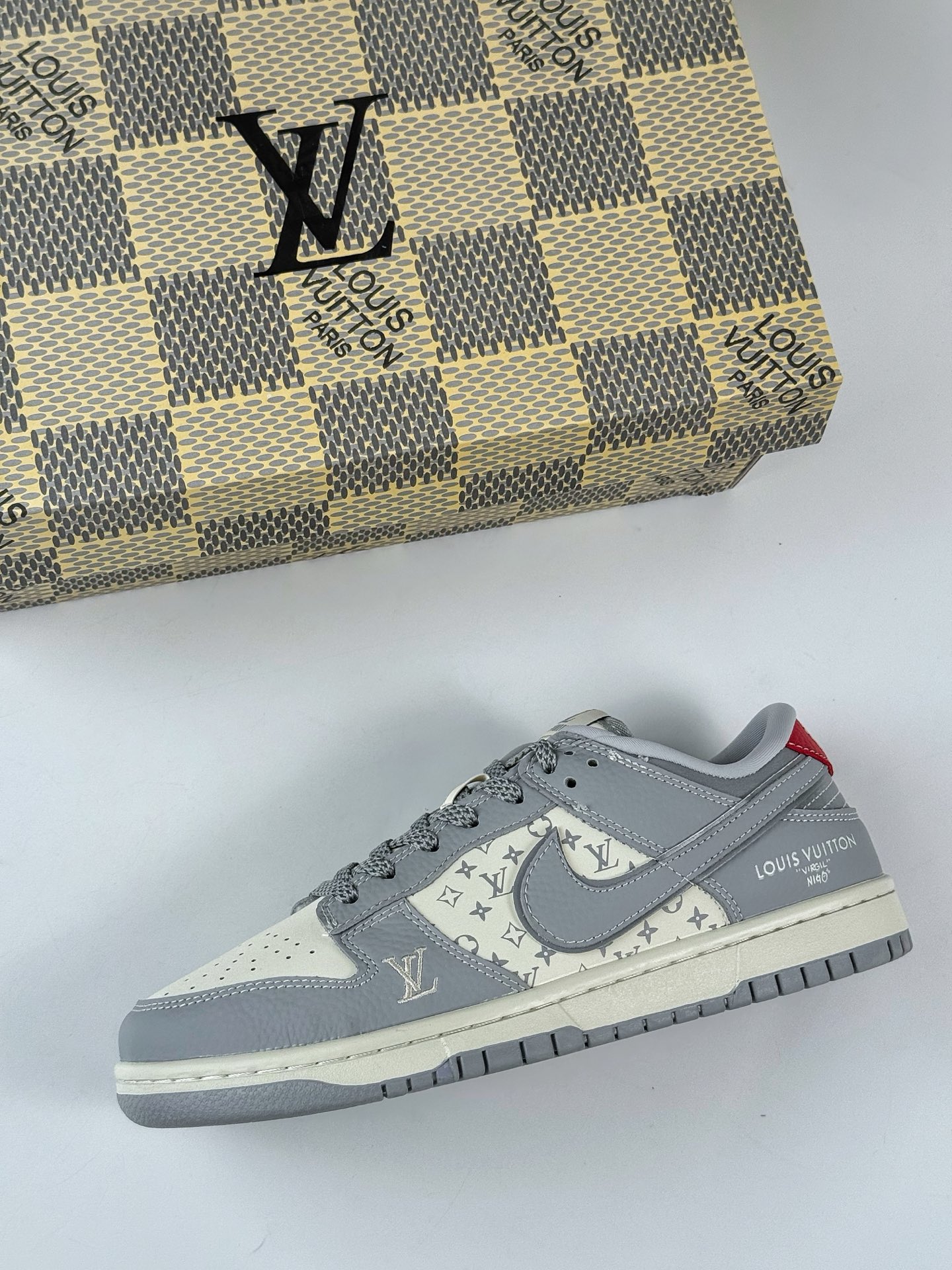280 Nike SB Dunk Low x Louis Vuitton 灰白满天星 SC9207-426