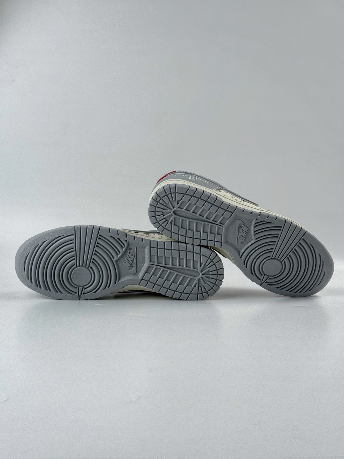 280 Nike SB Dunk Low x Louis Vuitton 灰白满天星 SC9207-426
