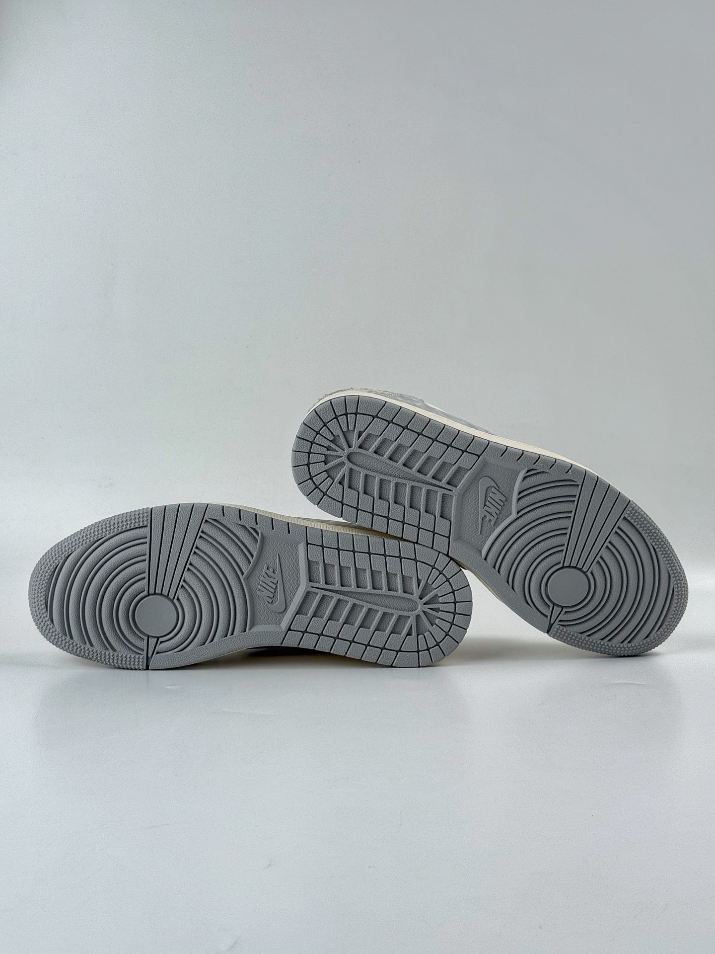 280 Travis Scott x Nike Air Jordan 1 Low x GUCCI Air Jordan 1 Low 反转灰白小勾倒钩 XS7089-604