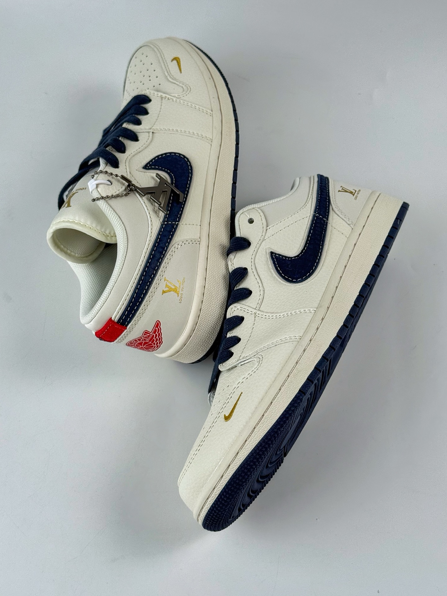 💰370
Air Jordan 1 Retro Low x Louis Vuitton 白蓝小钩
官方同步新色 原装级产物
拒绝公底 立体鞋型 细节完美 高清洁度 
购置公司同步原材料 原汁原味 忠于原版
货号：XX3168 171XK
码数：36 36.5 37.5 38 38.5 39 40 40.5 41 42 42.5 43 44 44.5 45