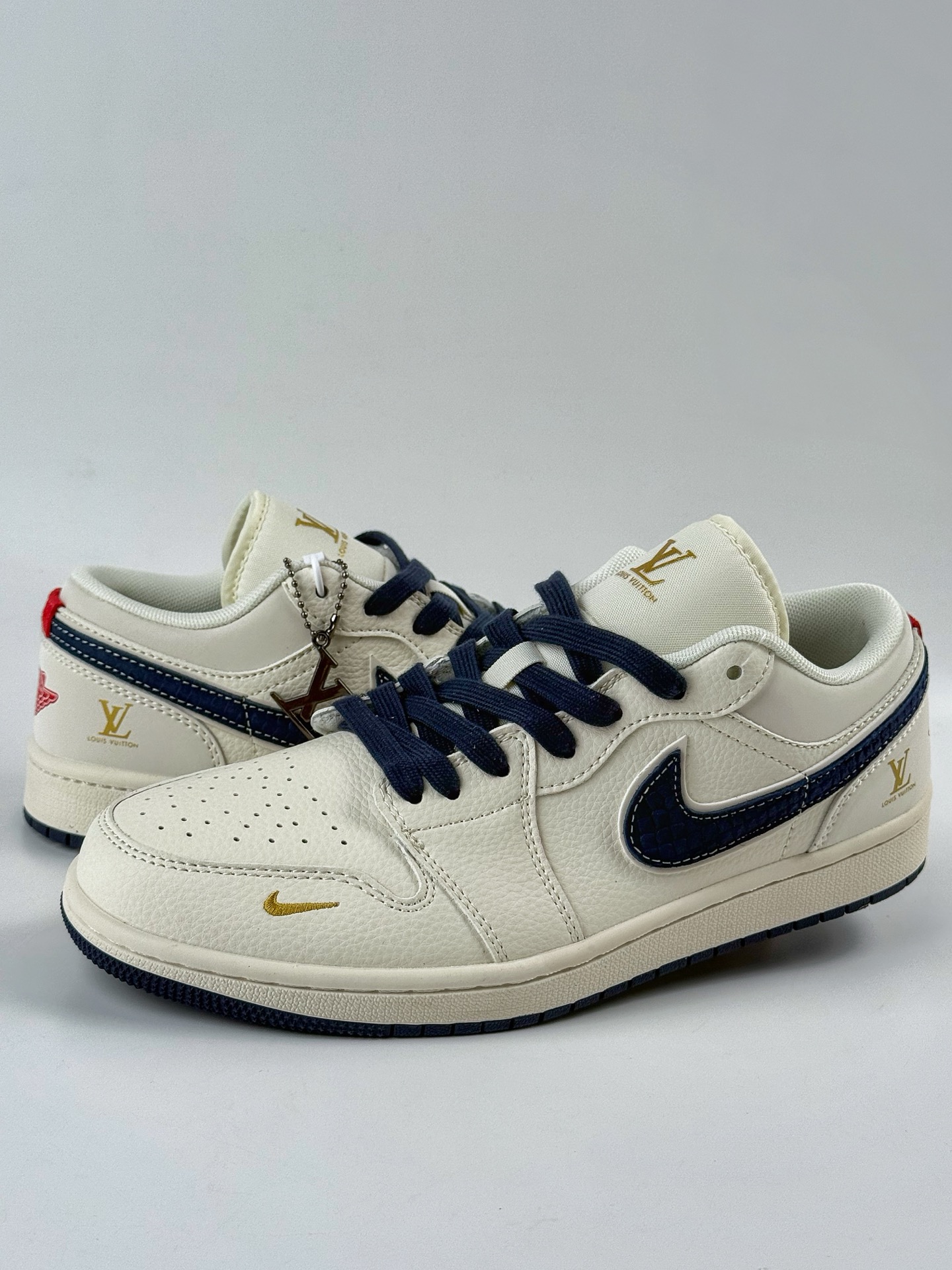 💰370
Air Jordan 1 Retro Low x Louis Vuitton 白蓝小钩
官方同步新色 原装级产物
拒绝公底 立体鞋型 细节完美 高清洁度 
购置公司同步原材料 原汁原味 忠于原版
货号：XX3168 171XK
码数：36 36.5 37.5 38 38.5 39 40 40.5 41 42 42.5 43 44 44.5 45