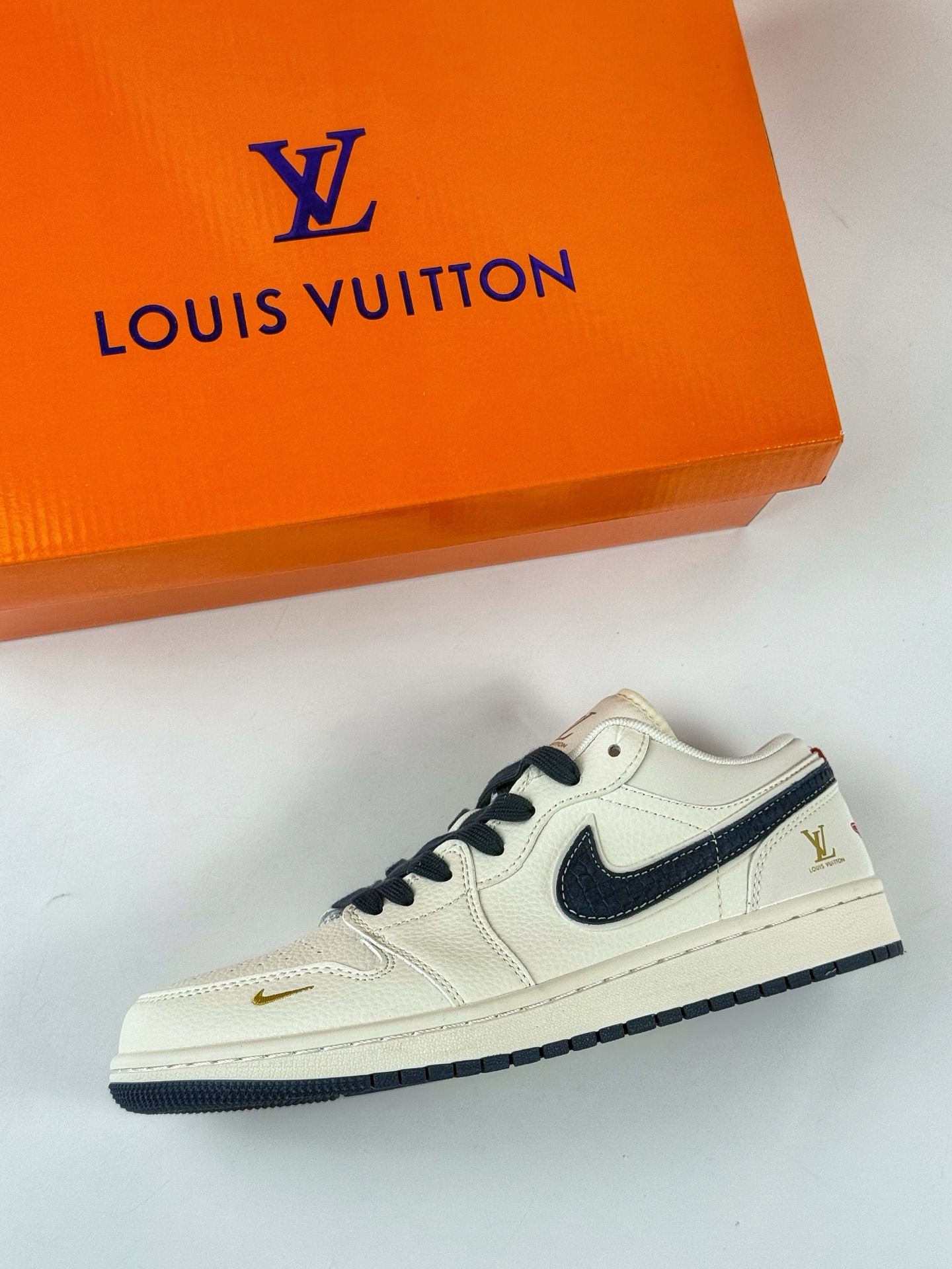 💰370
Air Jordan 1 Retro Low x Louis Vuitton 白蓝小钩
官方同步新色 原装级产物
拒绝公底 立体鞋型 细节完美 高清洁度 
购置公司同步原材料 原汁原味 忠于原版
货号：XX3168 171XK
码数：36 36.5 37.5 38 38.5 39 40 40.5 41 42 42.5 43 44 44.5 45