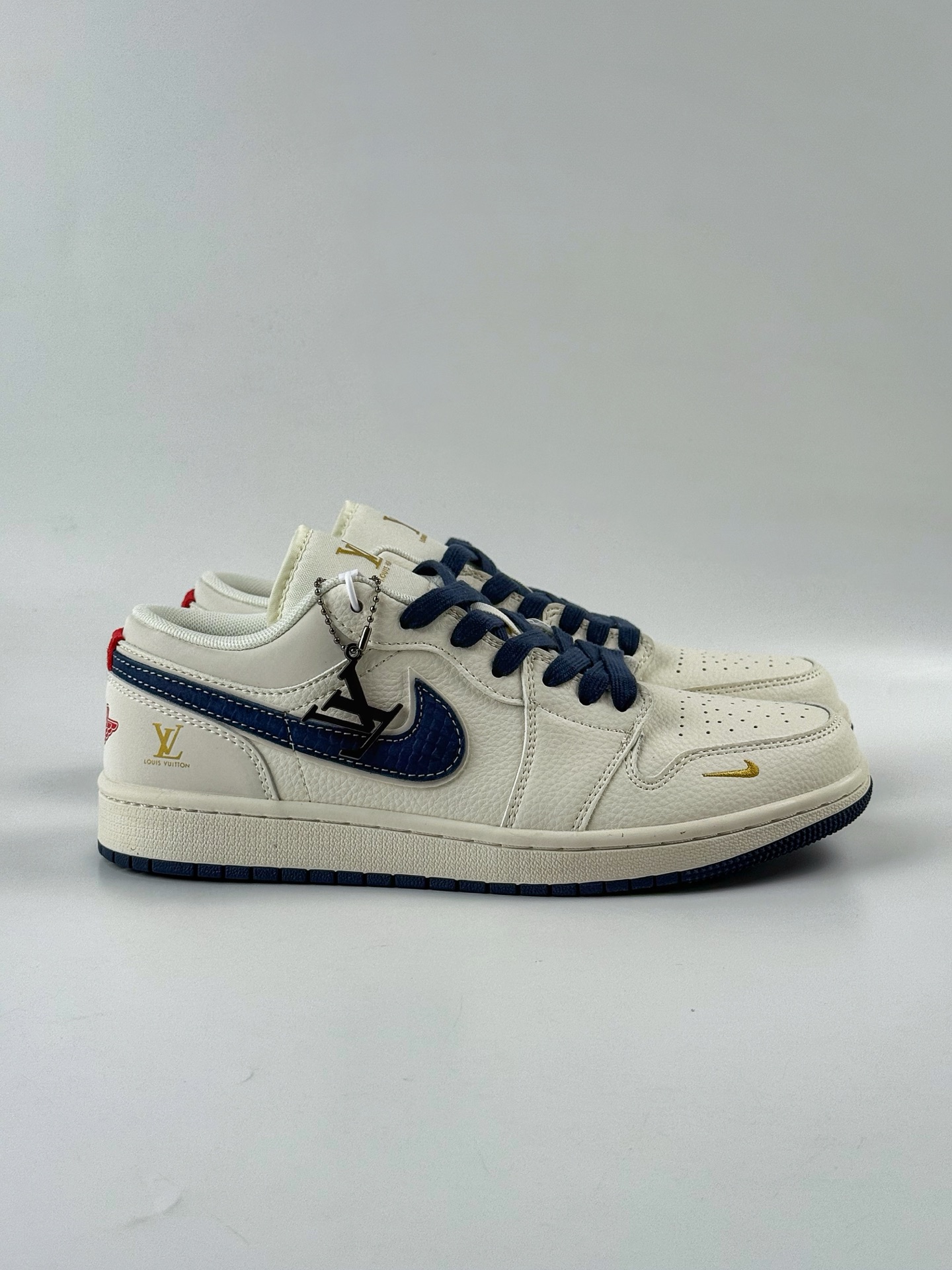 💰370
Air Jordan 1 Retro Low x Louis Vuitton 白蓝小钩
官方同步新色 原装级产物
拒绝公底 立体鞋型 细节完美 高清洁度 
购置公司同步原材料 原汁原味 忠于原版
货号：XX3168 171XK
码数：36 36.5 37.5 38 38.5 39 40 40.5 41 42 42.5 43 44 44.5 45