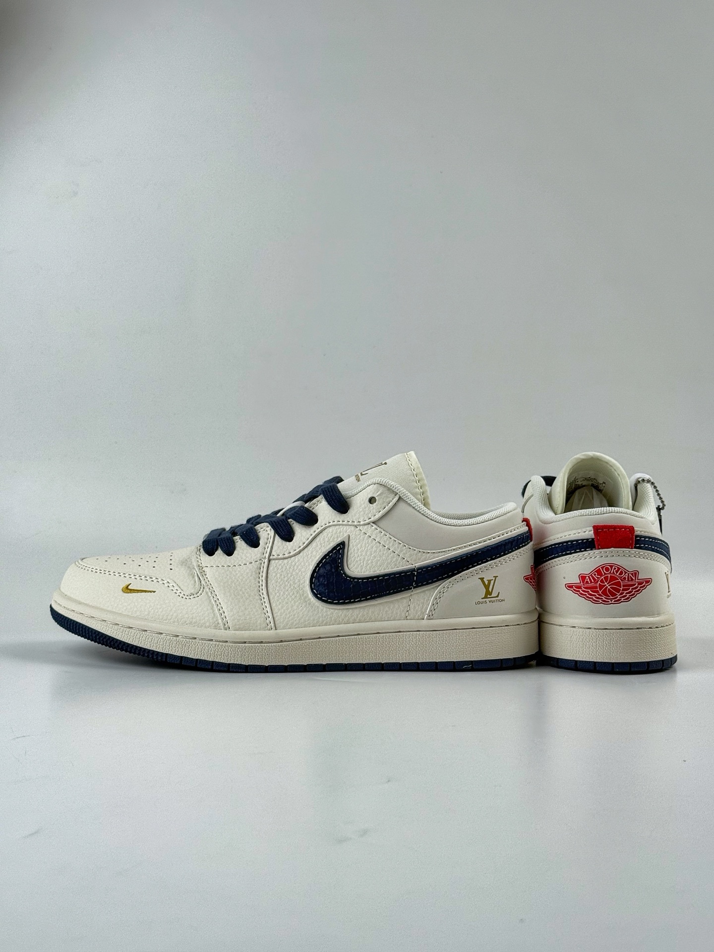💰370
Air Jordan 1 Retro Low x Louis Vuitton 白蓝小钩
官方同步新色 原装级产物
拒绝公底 立体鞋型 细节完美 高清洁度 
购置公司同步原材料 原汁原味 忠于原版
货号：XX3168 171XK
码数：36 36.5 37.5 38 38.5 39 40 40.5 41 42 42.5 43 44 44.5 45