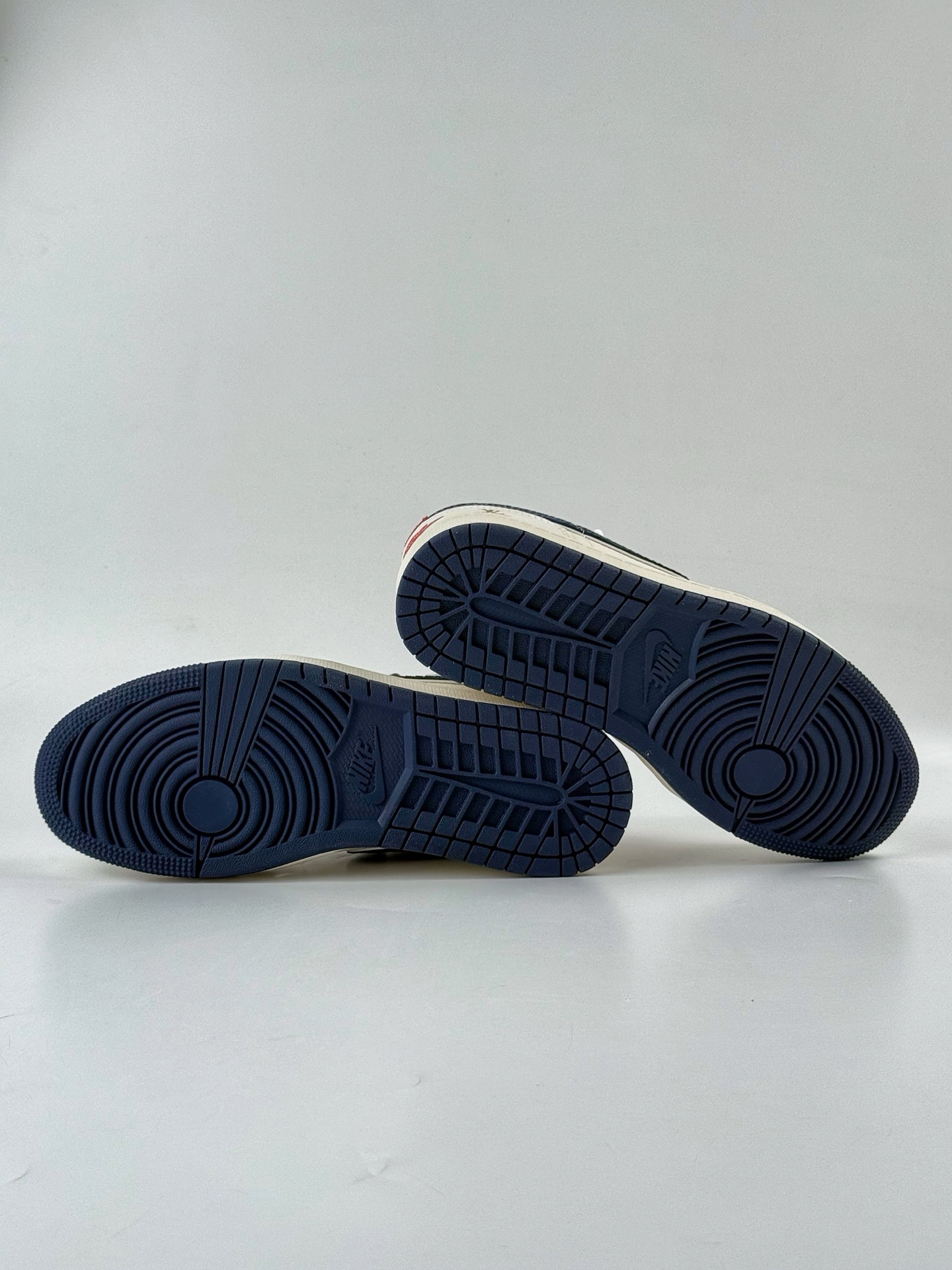 💰370
Air Jordan 1 Retro Low x Louis Vuitton 白蓝小钩
官方同步新色 原装级产物
拒绝公底 立体鞋型 细节完美 高清洁度 
购置公司同步原材料 原汁原味 忠于原版
货号：XX3168 171XK
码数：36 36.5 37.5 38 38.5 39 40 40.5 41 42 42.5 43 44 44.5 45