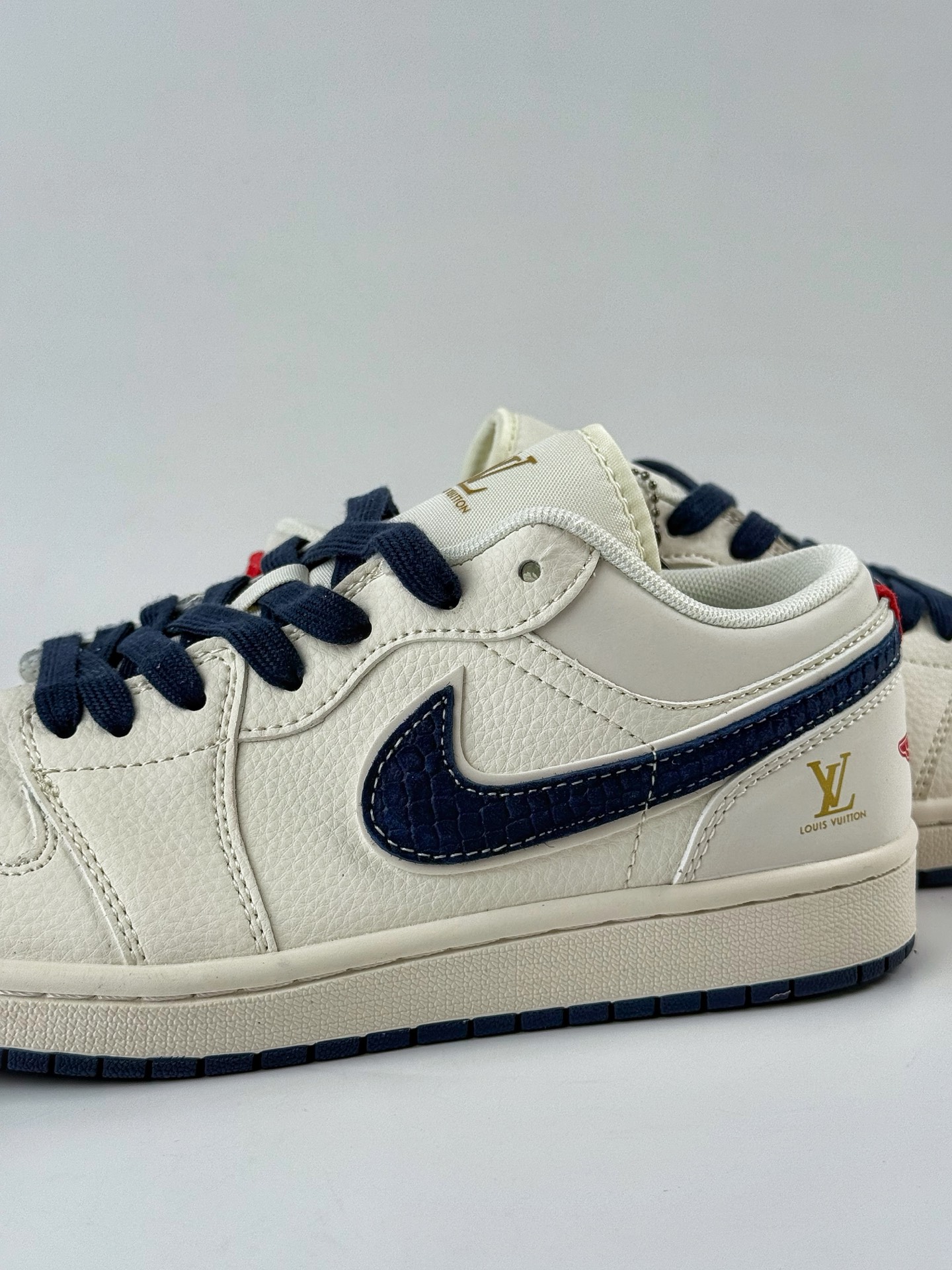 💰370
Air Jordan 1 Retro Low x Louis Vuitton 白蓝小钩
官方同步新色 原装级产物
拒绝公底 立体鞋型 细节完美 高清洁度 
购置公司同步原材料 原汁原味 忠于原版
货号：XX3168 171XK
码数：36 36.5 37.5 38 38.5 39 40 40.5 41 42 42.5 43 44 44.5 45