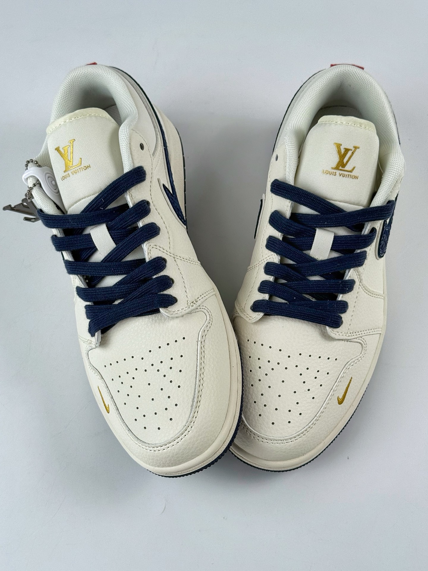 💰370
Air Jordan 1 Retro Low x Louis Vuitton 白蓝小钩
官方同步新色 原装级产物
拒绝公底 立体鞋型 细节完美 高清洁度 
购置公司同步原材料 原汁原味 忠于原版
货号：XX3168 171XK
码数：36 36.5 37.5 38 38.5 39 40 40.5 41 42 42.5 43 44 44.5 45