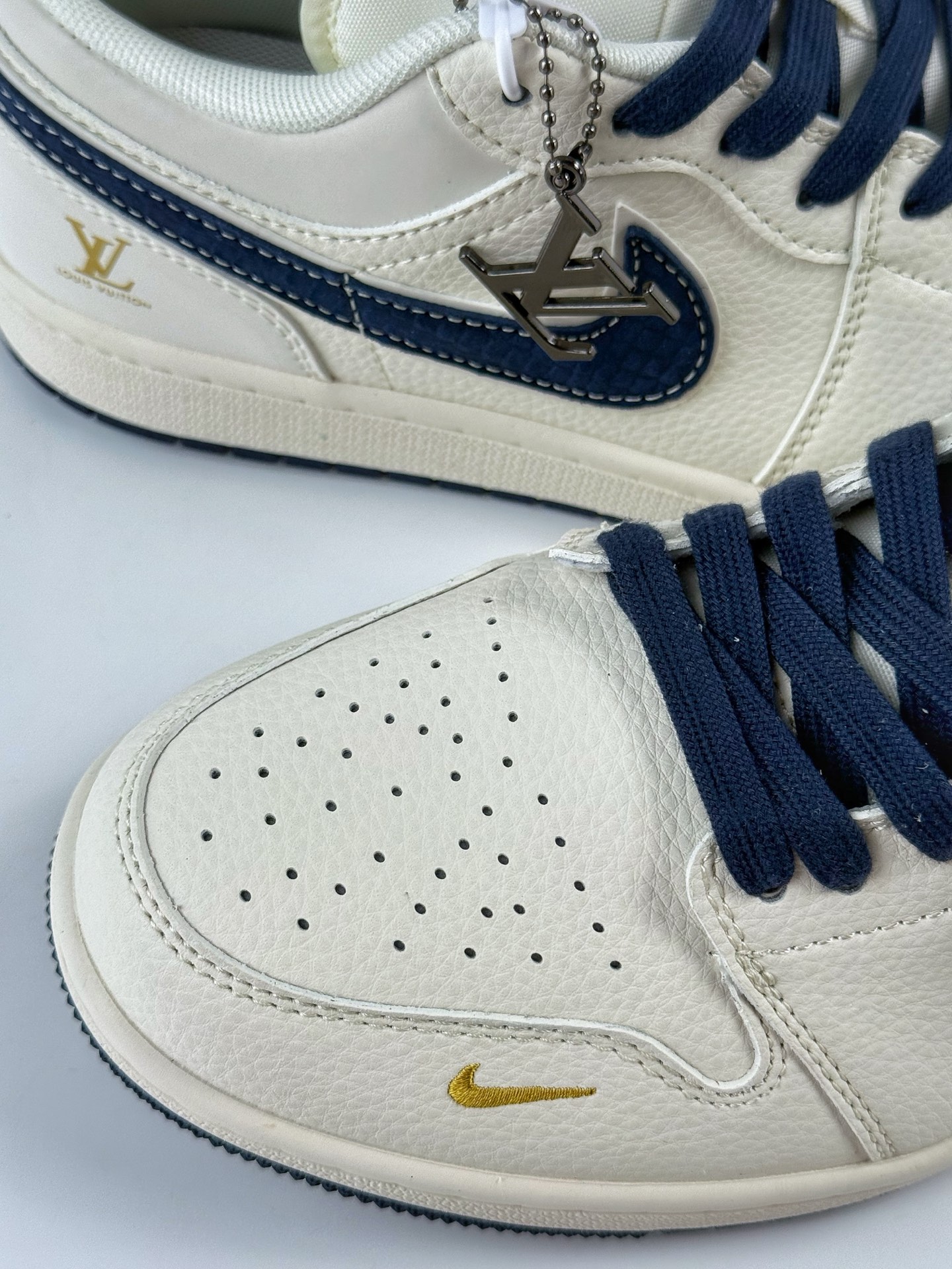 💰370
Air Jordan 1 Retro Low x Louis Vuitton 白蓝小钩
官方同步新色 原装级产物
拒绝公底 立体鞋型 细节完美 高清洁度 
购置公司同步原材料 原汁原味 忠于原版
货号：XX3168 171XK
码数：36 36.5 37.5 38 38.5 39 40 40.5 41 42 42.5 43 44 44.5 45