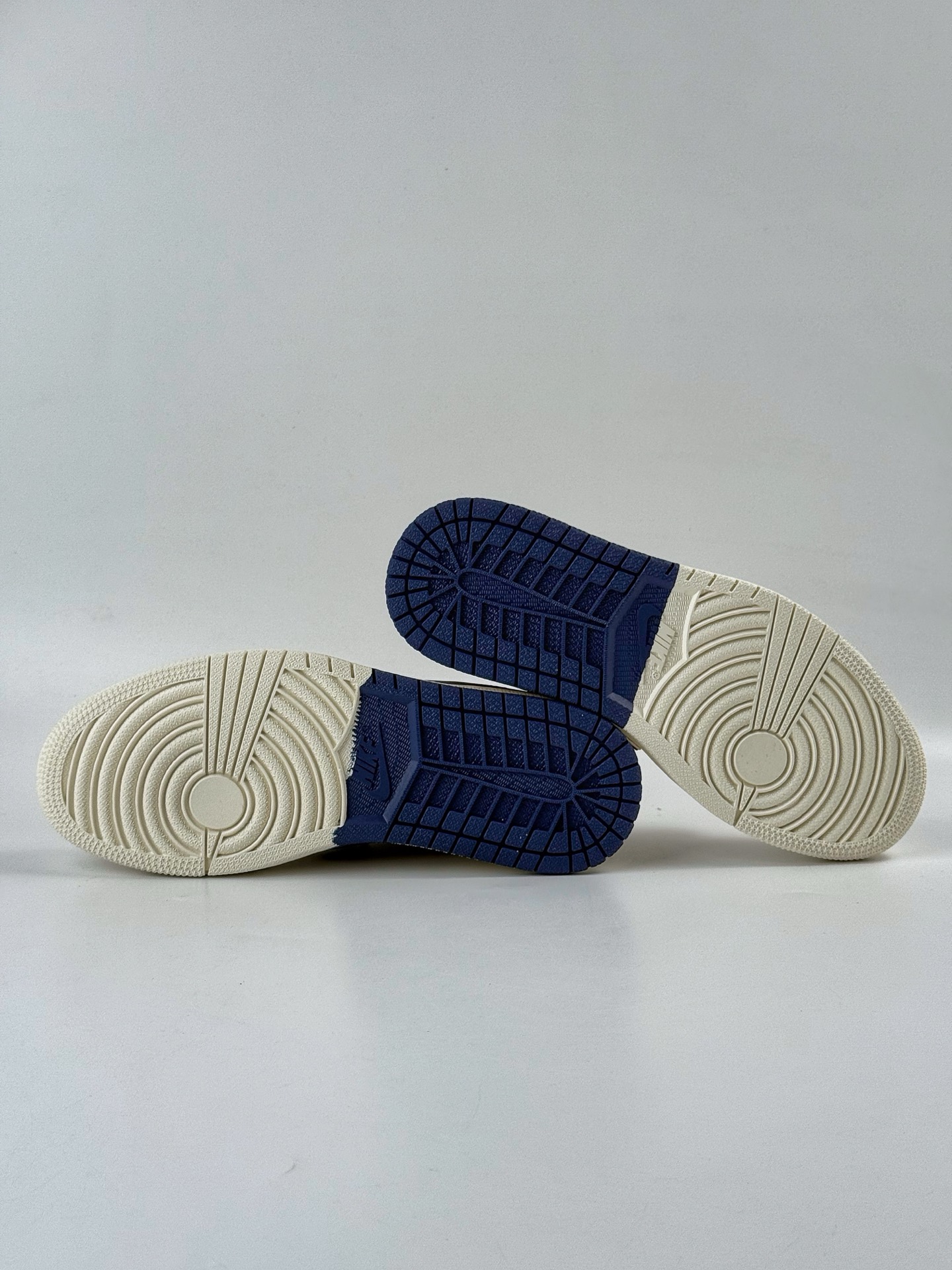 260 Travis Scott x Nike Air Jordan 1 Low x LOS ANGELES Air Jordan 1 Low 反转洛杉矶湖人白黄小勾满天星倒钩 XB1979-007