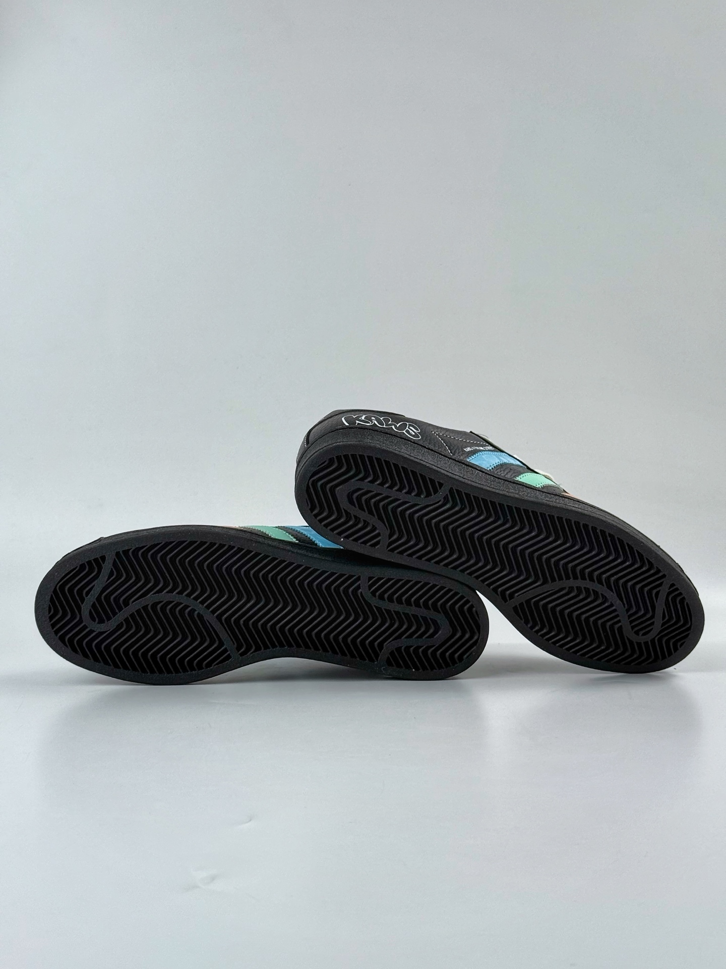 220 AD Originals Superstar x KAWS 黑蓝绿 BZ2533