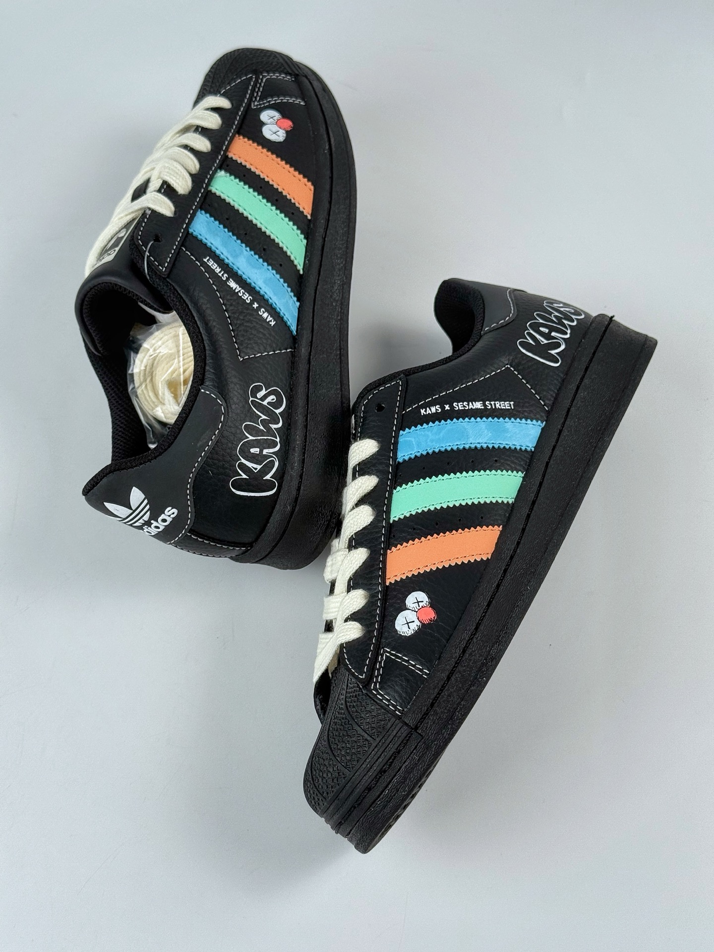 220 AD Originals Superstar x KAWS 黑蓝绿 BZ2533