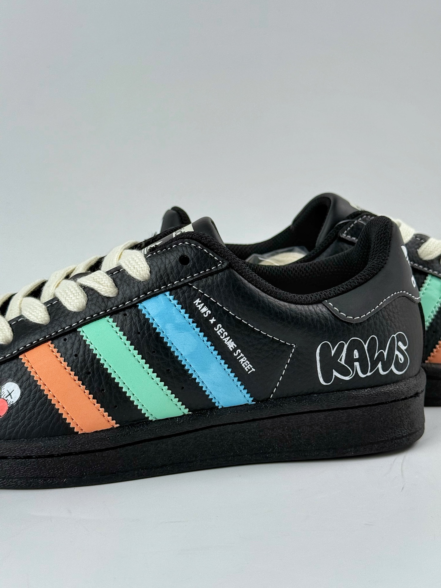 220 AD Originals Superstar x KAWS 黑蓝绿 BZ2533