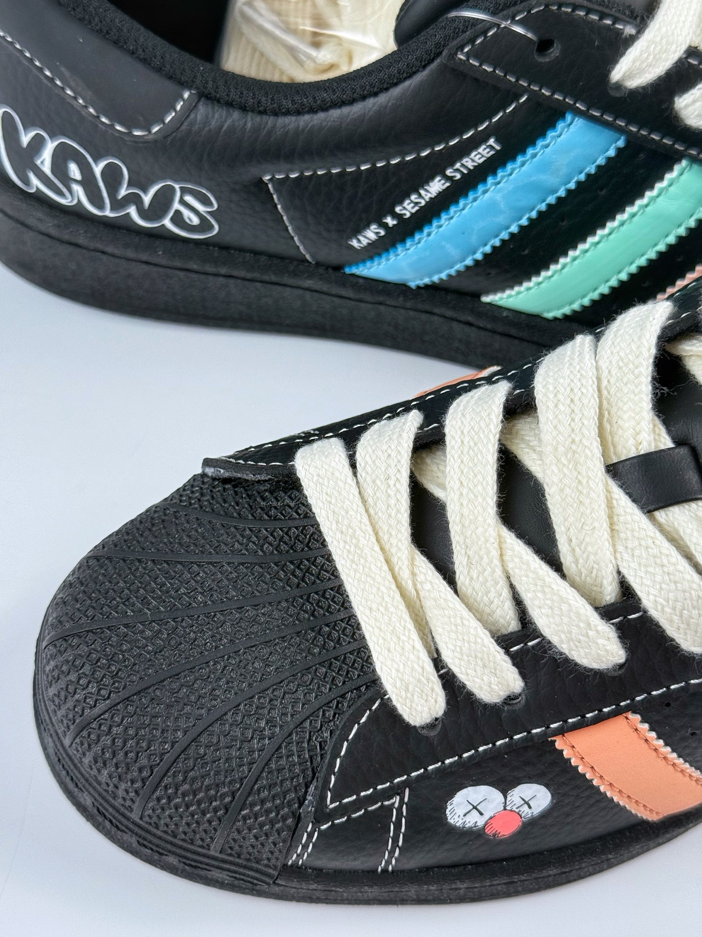 220 AD Originals Superstar x KAWS 黑蓝绿 BZ2533