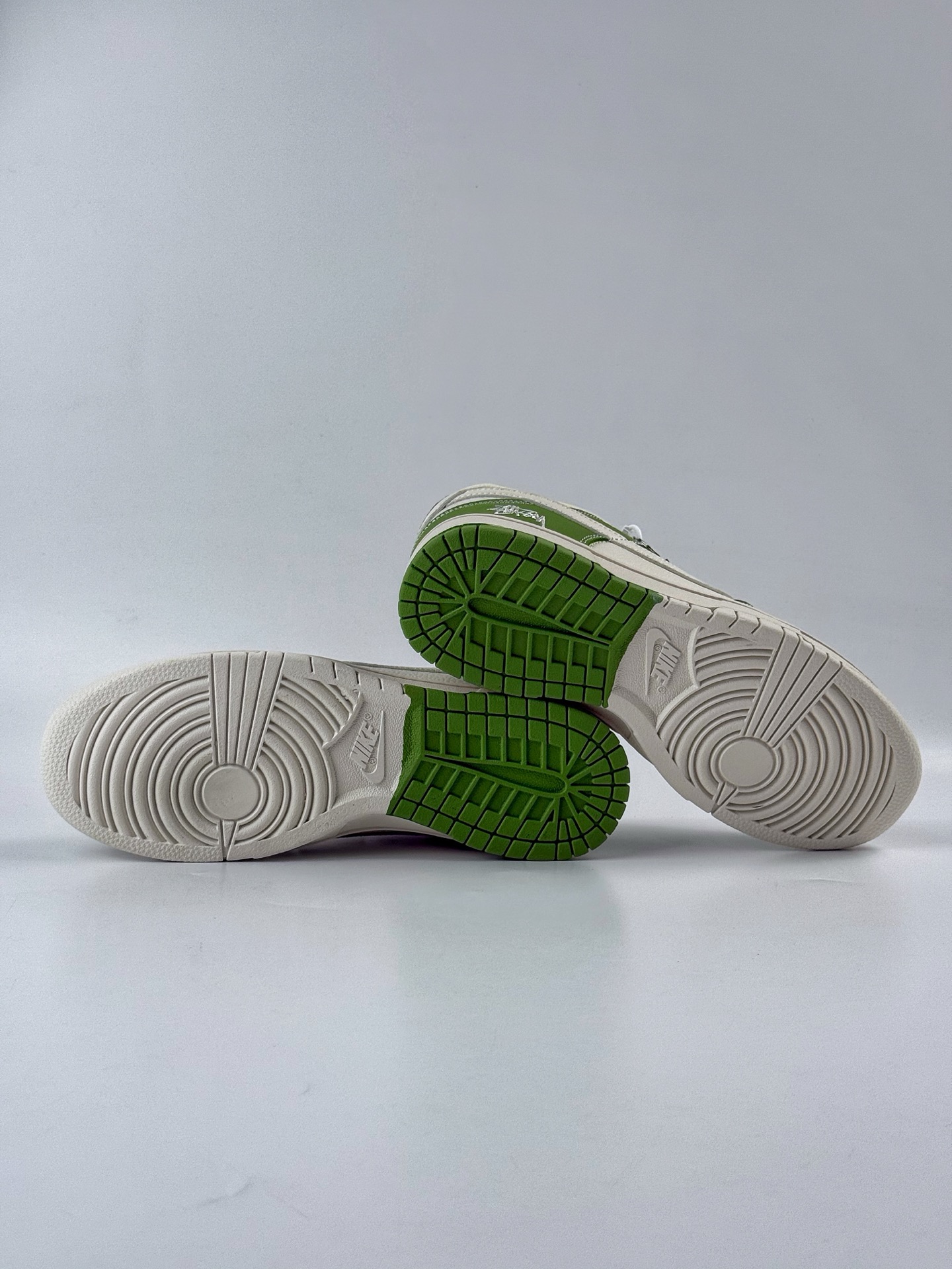 280 Nike SB Dunk Low x Stussy 绿白双钩满天星 LW1818-120