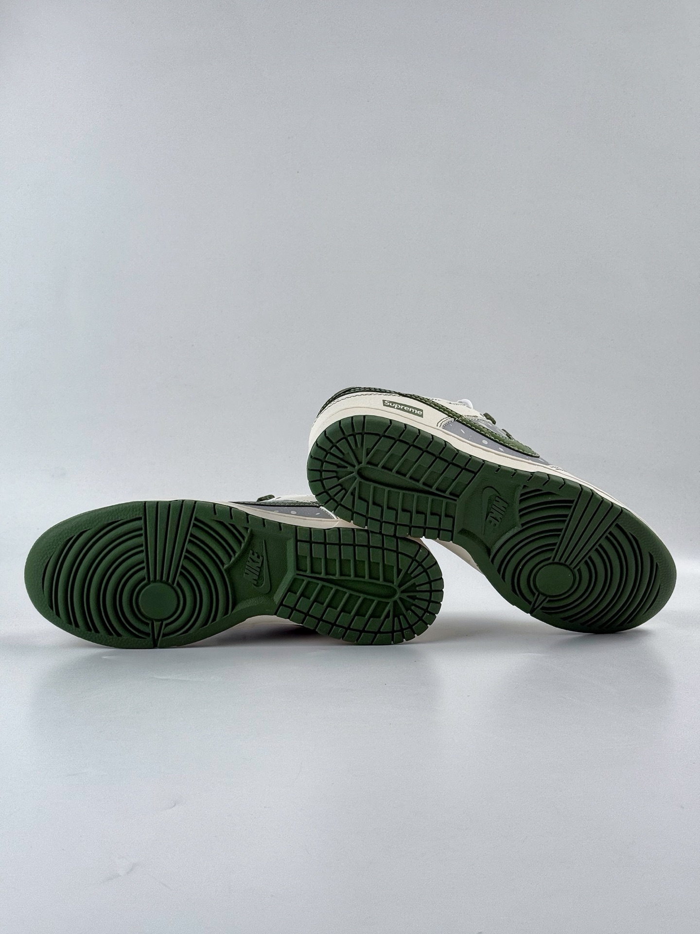 260 Nike SB Dunk Low x Supreme 白灰绿小勾满天星 HS8068-028