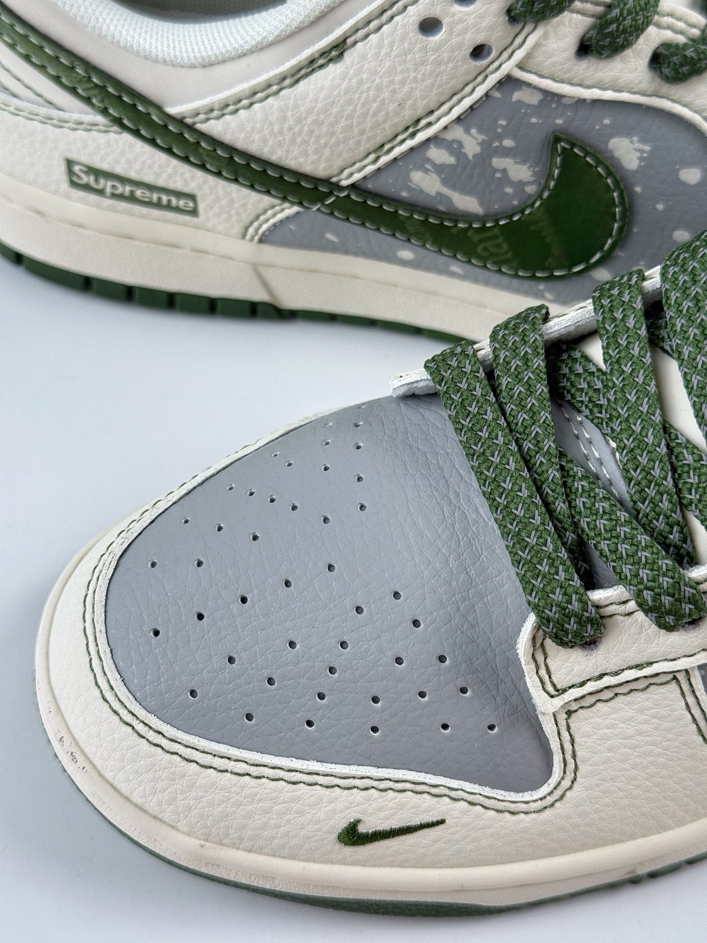 260 Nike SB Dunk Low x Supreme 白灰绿小勾满天星 HS8068-028