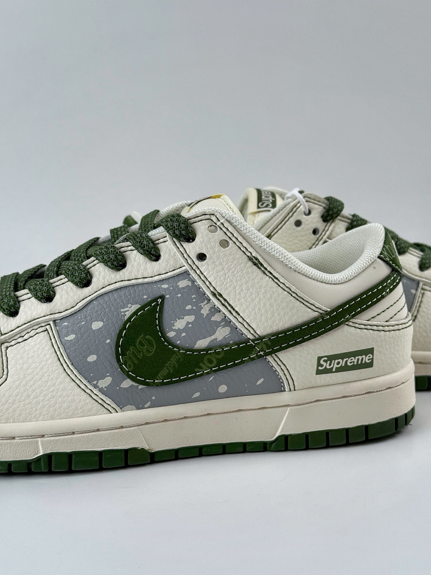 260 Nike SB Dunk Low x Supreme 白灰绿小勾满天星 HS8068-028
