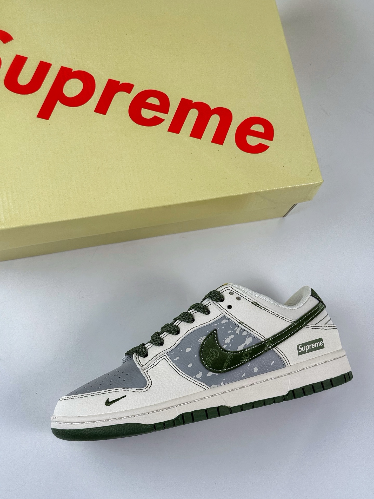 260 Nike SB Dunk Low x Supreme 白灰绿小勾满天星 HS8068-028