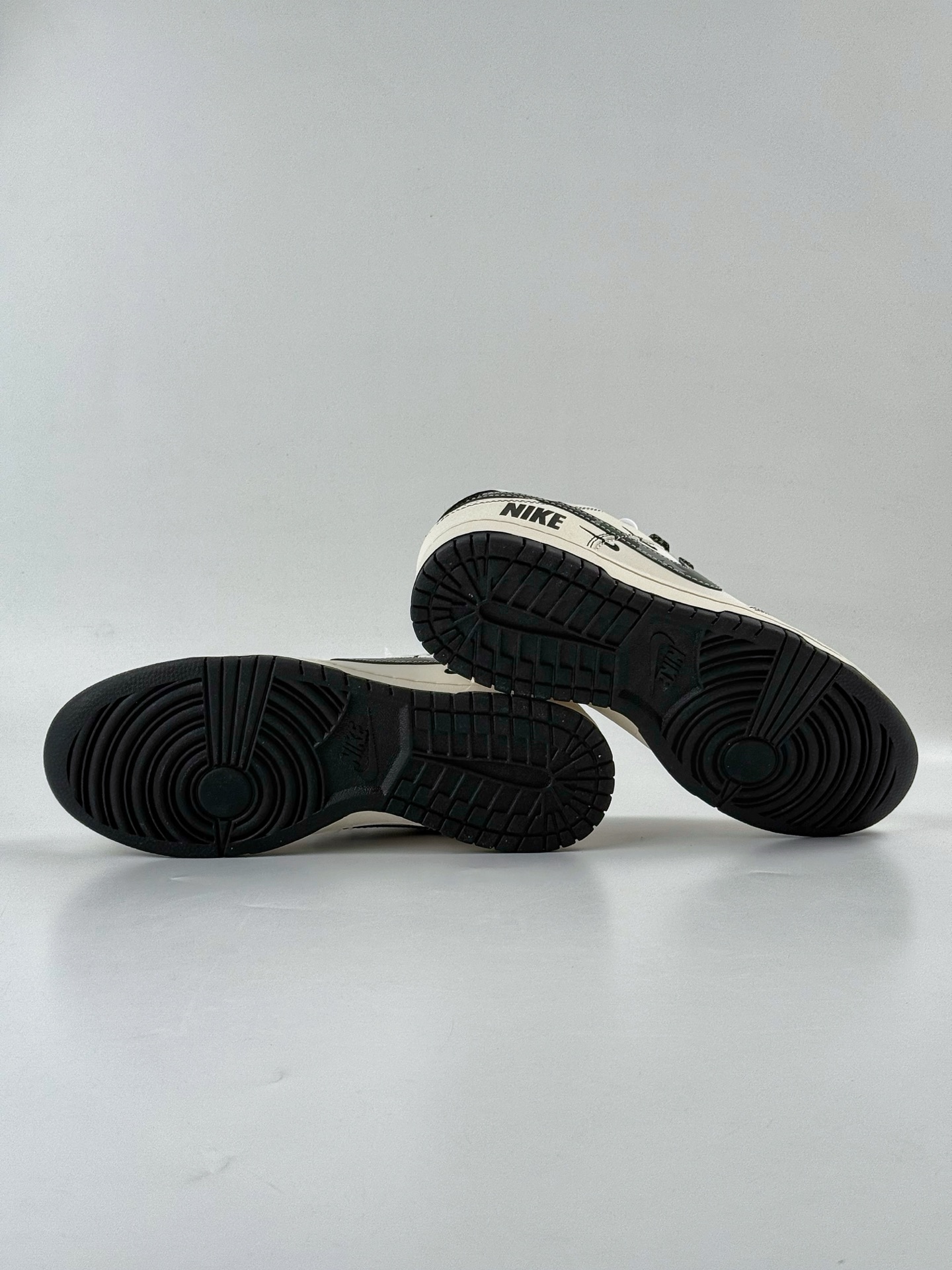 260 Nike SB Dunk Low x NIKE 白黑三小勾满天星 HS8068-025